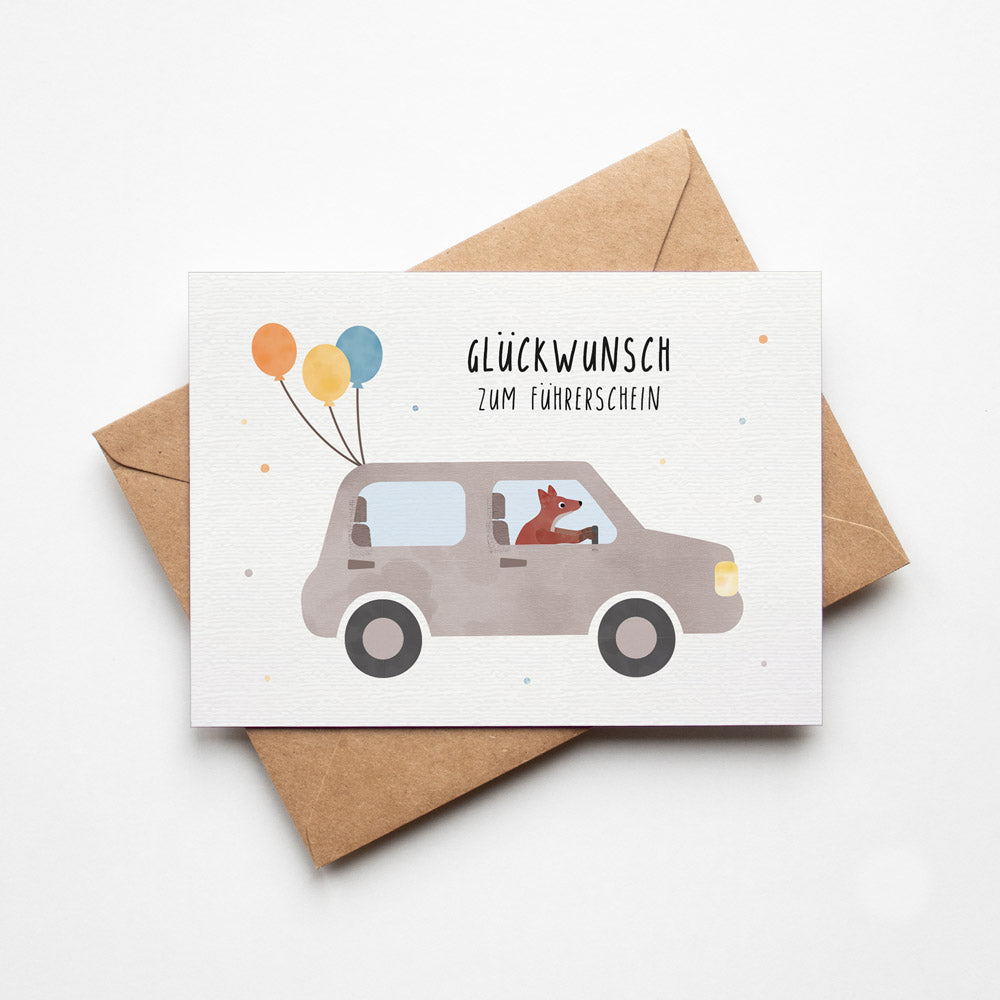 Illustrative Glückwunschkarte zum Führerschein mit Auto, Luftballons und der Aufschrift ‚Glückwunsch zum Führerschein‘ – liebevoll gestaltete Karte von by Clou