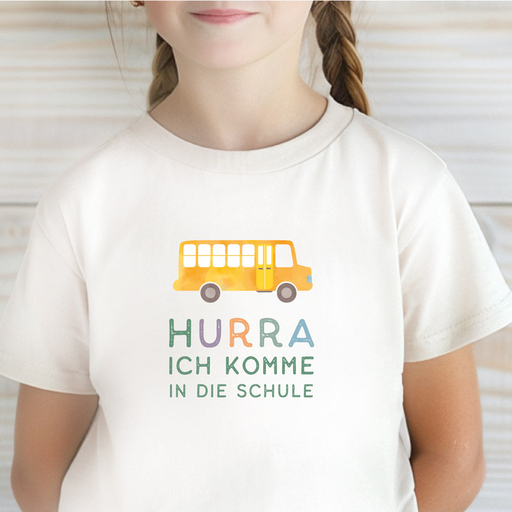 Bügelbild mit der Aufschrift ‚Hurra, ich komme in die Schule‘ – fröhliches Motiv mit Schulranzen, Sternen und bunten Details für die Einschulung – liebevoll gestaltet von byClou