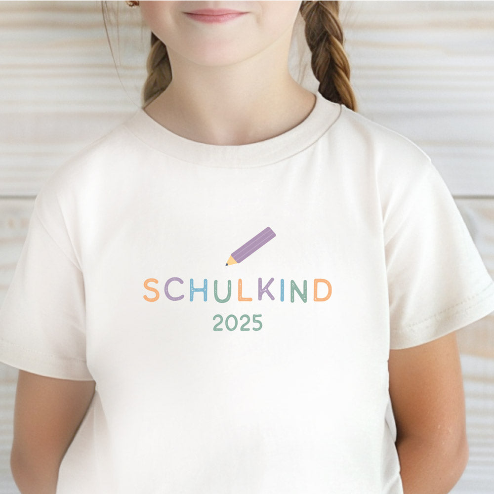 Bügelbild mit der Aufschrift ‚Schulkind 2025‘ – modernes, verspieltes Design mit Sternen für den Schulstart – liebevoll gestaltet von byClou