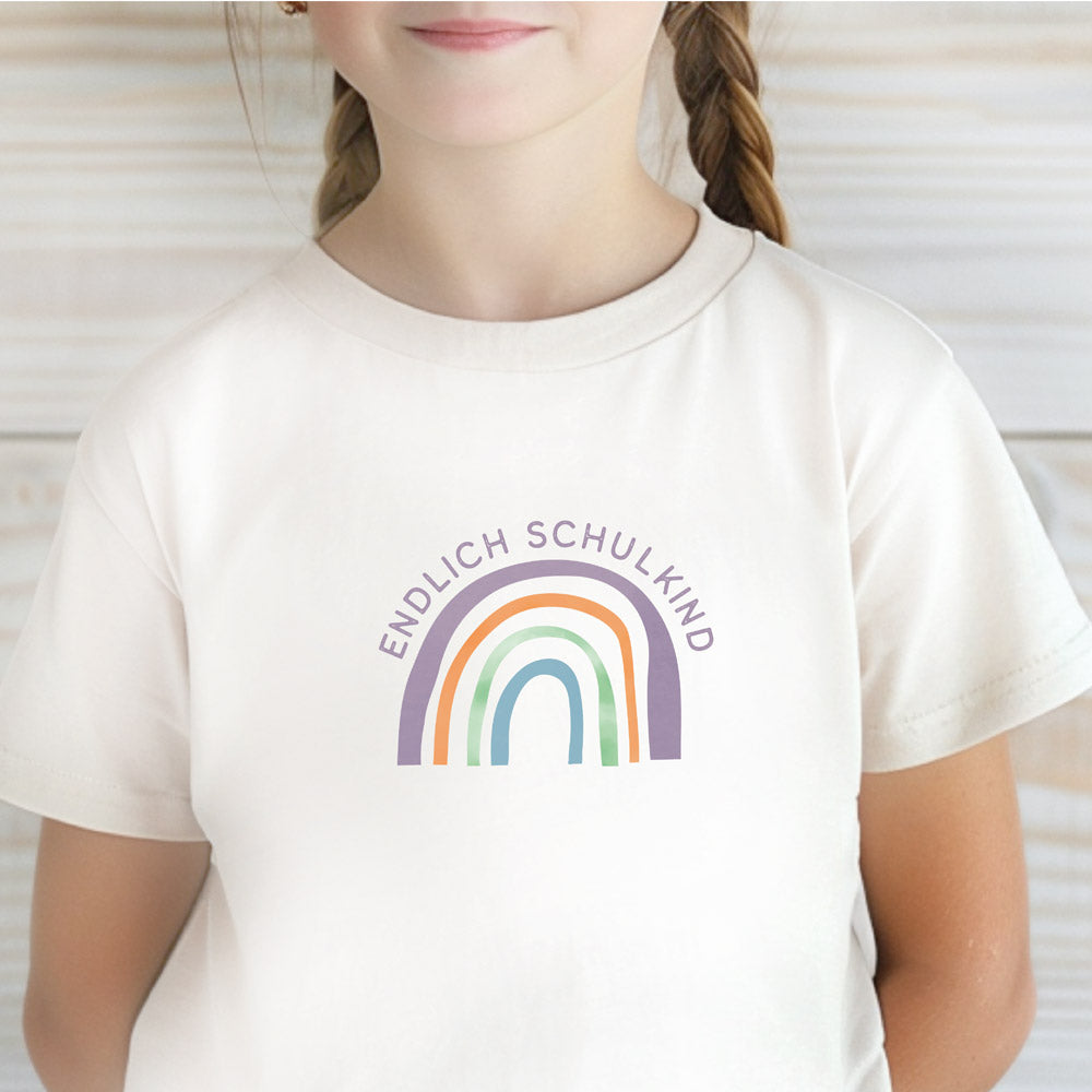 Bügelbild mit der Aufschrift ‚Endlich Schulkind‘ – farbenfrohes Design mit Sternen und Schultüte, perfekt für den ersten Schultag – liebevoll gestaltet von byClou