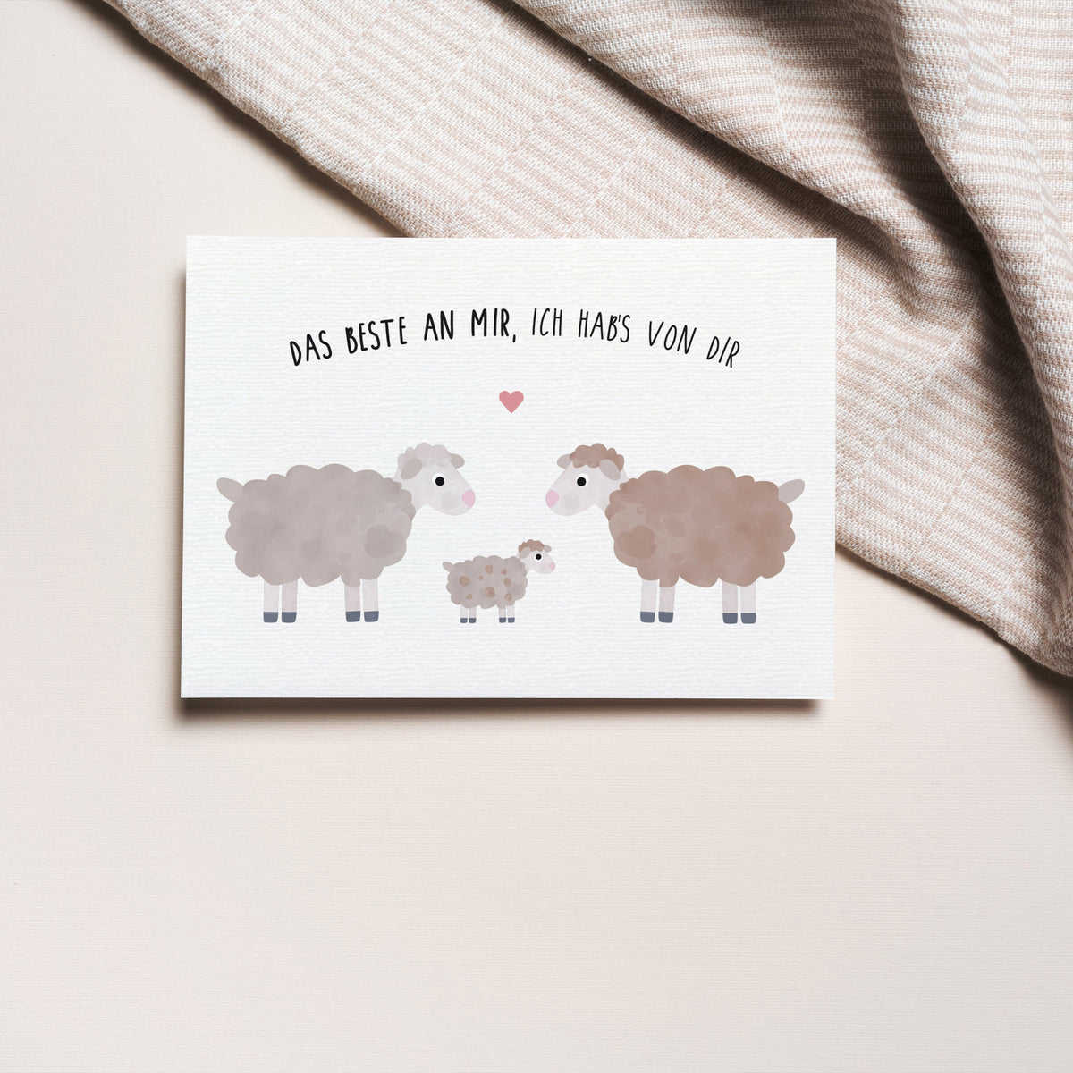 Postkarte mit zwei Schafen und einem Baby dem Schriftzug „Das Beste an mir, ich habs von dir“ im niedlichen Design, ideal als Grußkarte für besondere Anlässe.