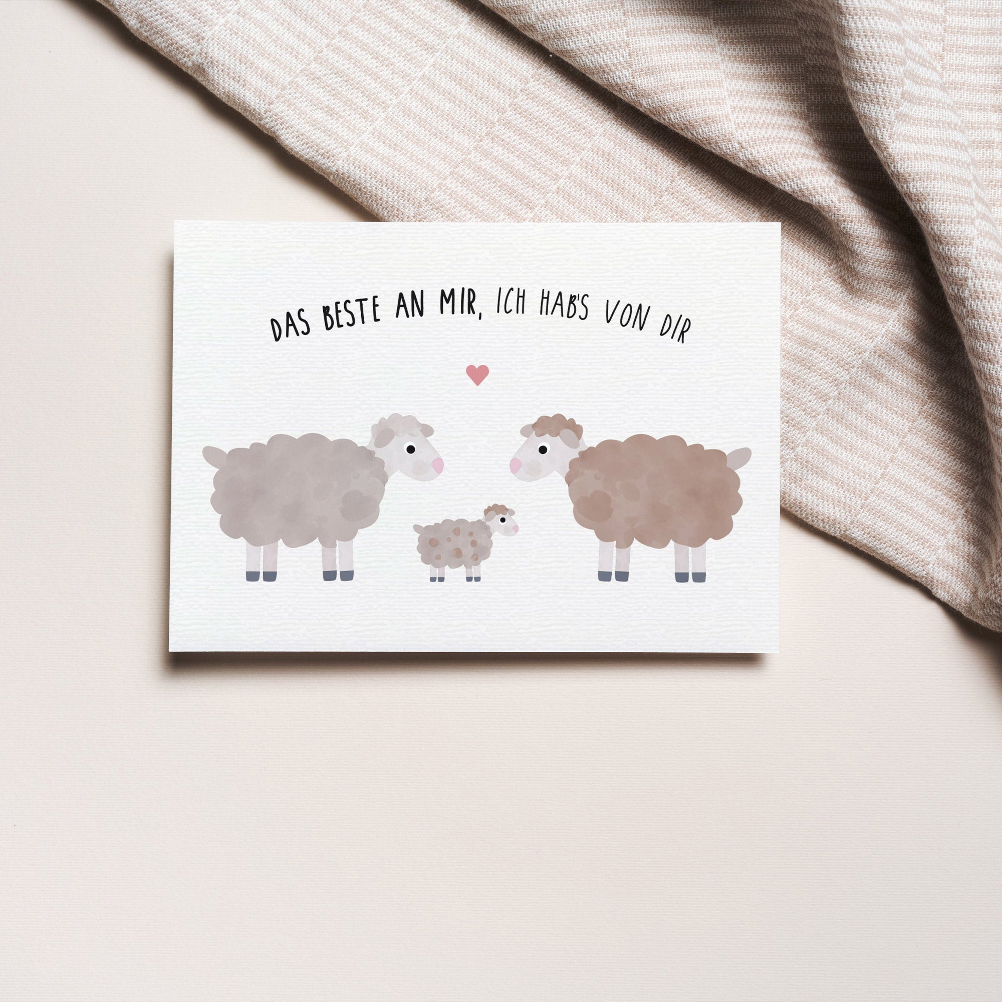 Postkarte mit zwei Schafen und einem Baby dem Schriftzug „Das Beste an mir, ich habs von dir“ im niedlichen Design, ideal als Grußkarte für besondere Anlässe.