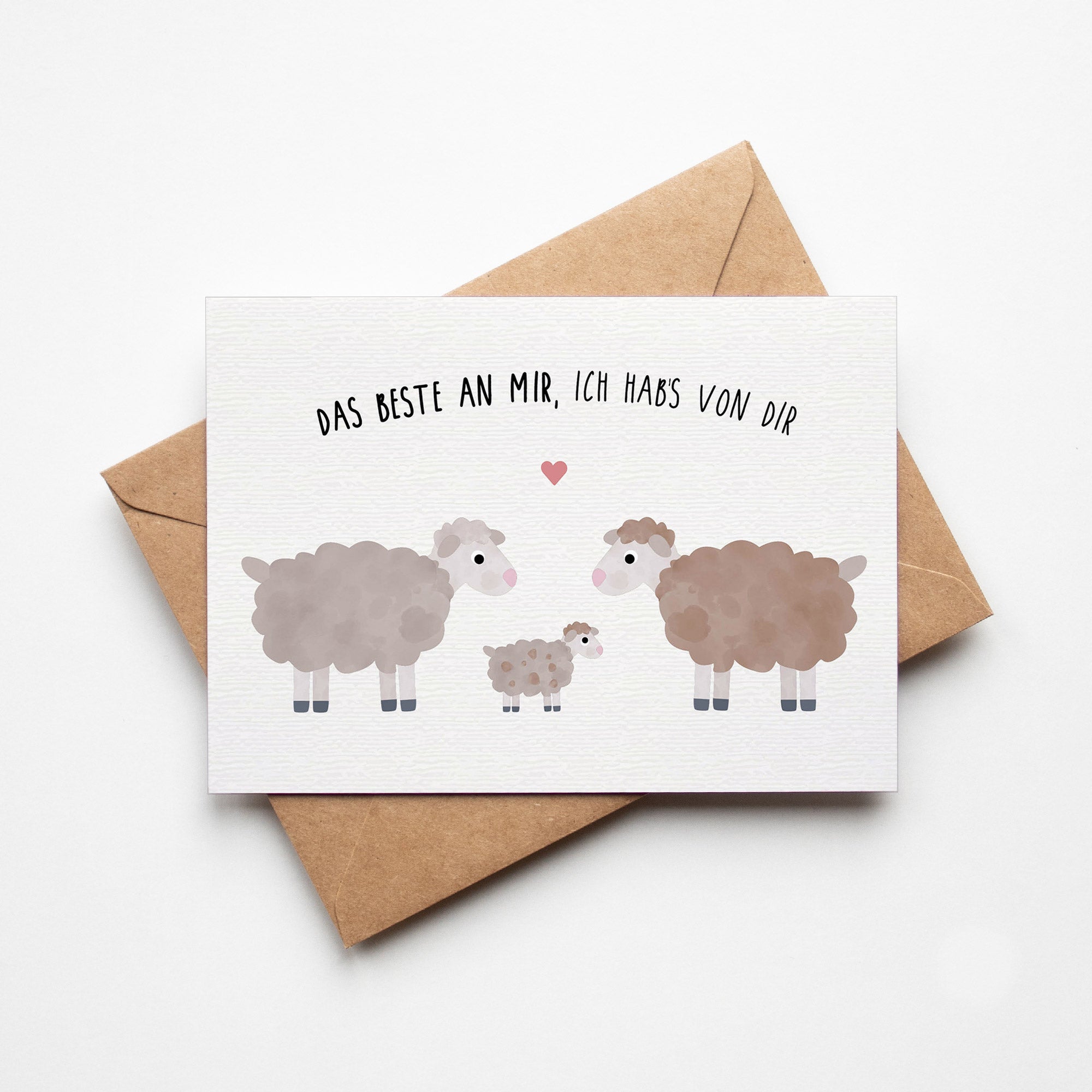 Postkarte mit zwei Schafen und einem Baby dem Schriftzug „Das Beste an mir, ich habs von dir“ im niedlichen Design, ideal als Grußkarte für besondere Anlässe.