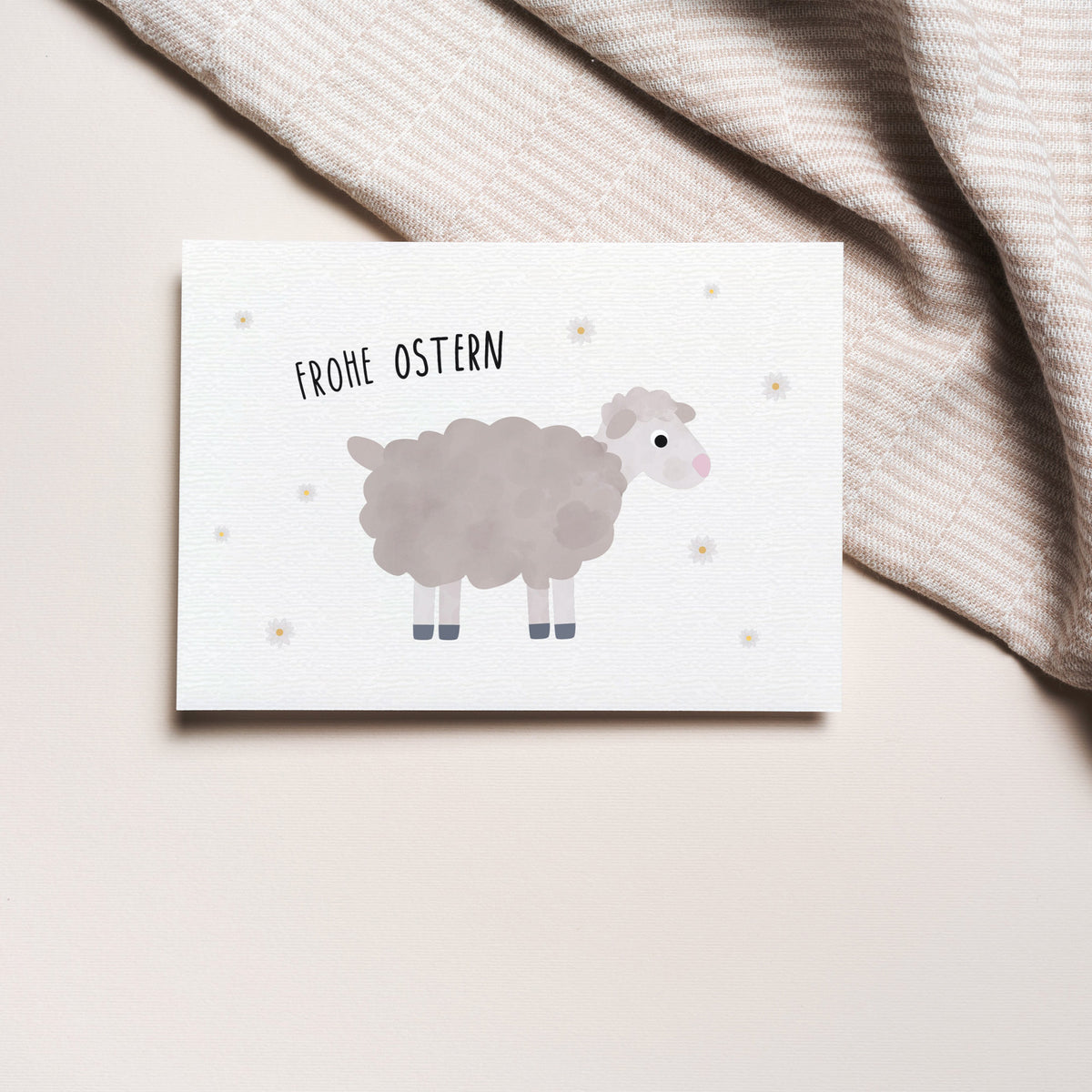 Postkarte mit Schaf und Schriftzug „Frohe Ostern“ im niedlichen Design, ideal als Ostergruß oder Dekoration