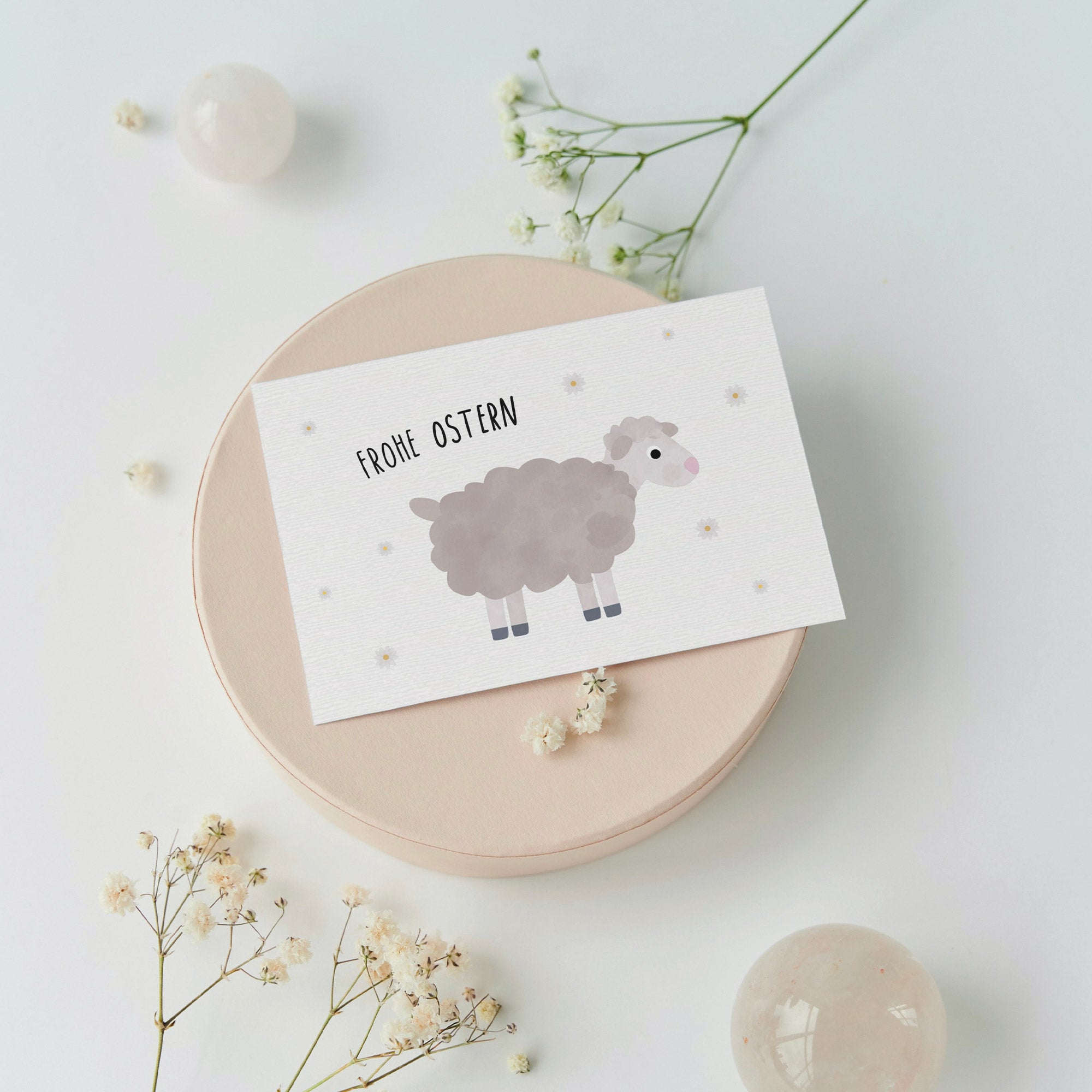 Postkarte mit Schaf und Schriftzug „Frohe Ostern“ im niedlichen Design, ideal als Ostergruß oder Dekoration