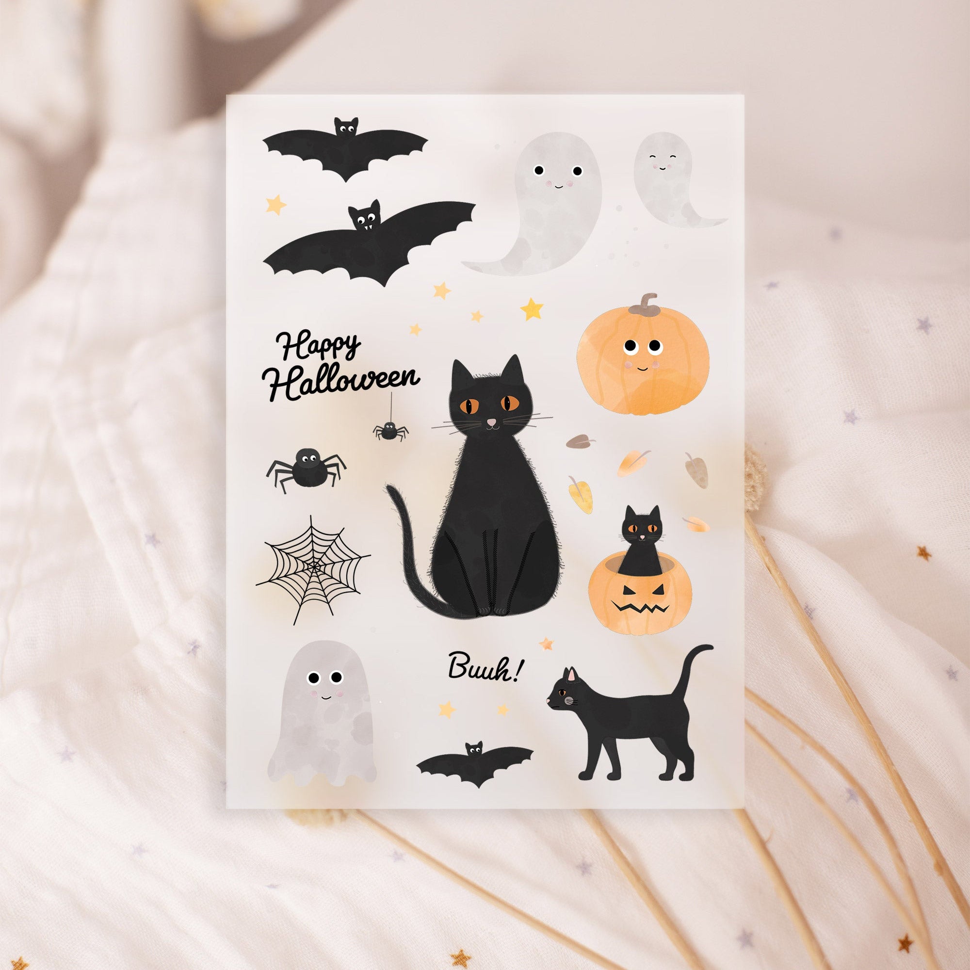 Eine Halloween-Karte mit niedlichen Illustrationen. Zu sehen sind lächelnde Geister, schwarze Katzen, Fledermäuse, Spinnen, ein Spinnennetz und Kürbisse. Der Schriftzug "Happy Halloween" und das Wort "Buuh!" sind ebenfalls enthalten.