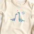 Bügelbild mit zwei Dinosauriern und Herz im liebevollen Design, ideal zum Aufbügeln auf Kinderkleidung und Accessoires.