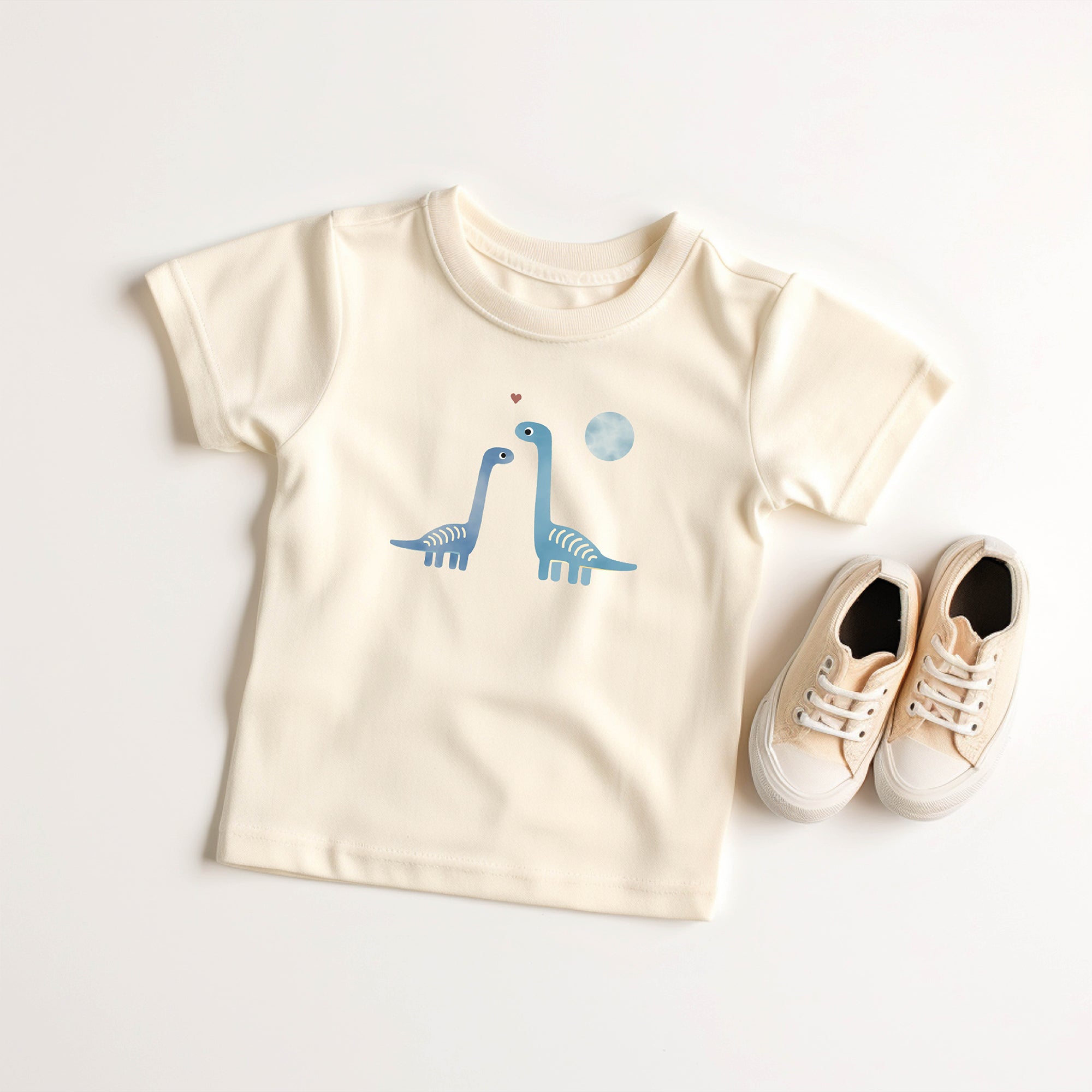Bügelbild mit zwei Dinosauriern und Herz im liebevollen Design, ideal zum Aufbügeln auf Kinderkleidung und Accessoires.