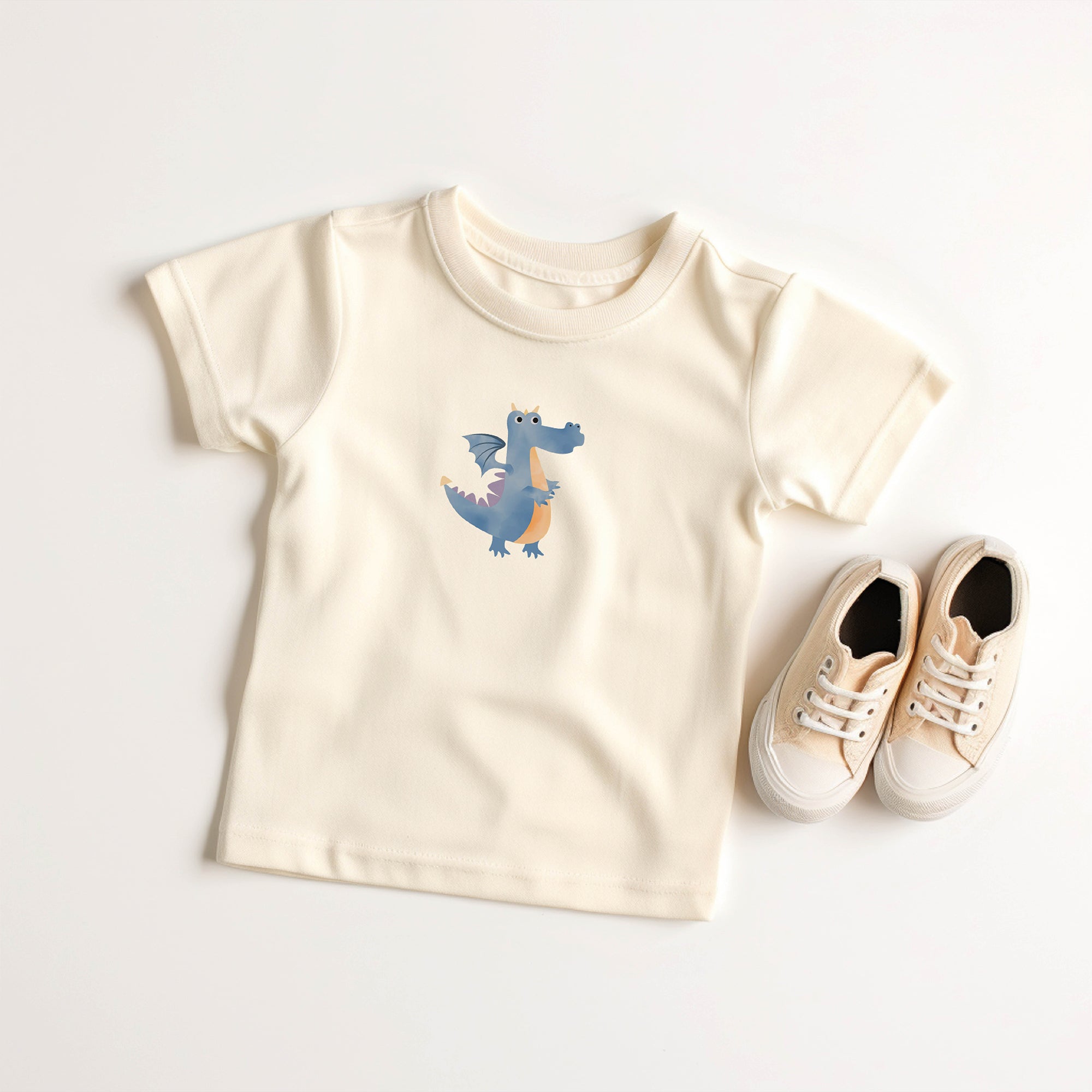 Bügelbild mit blauem Drachen im verspielten Wunderland-Design, perfekt zum Aufbügeln auf Kinderkleidung und Accessoires.