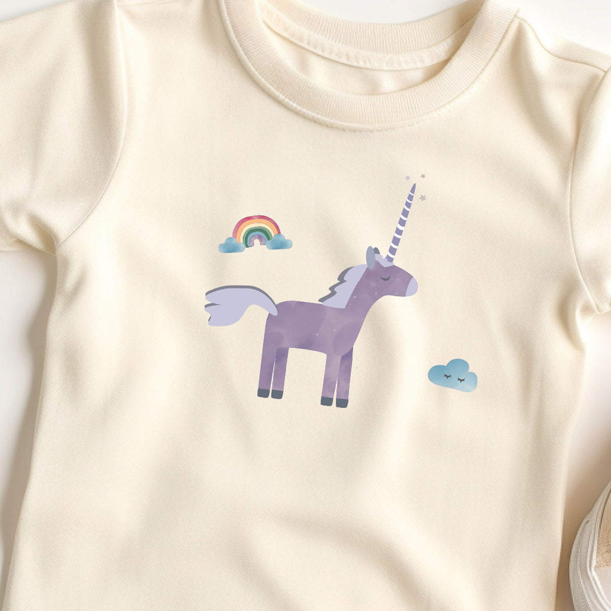Bügelbild mit Einhorn im verspielten Wunderland-Design, ideal zum Aufbügeln auf Kinderkleidung und Accessoires.