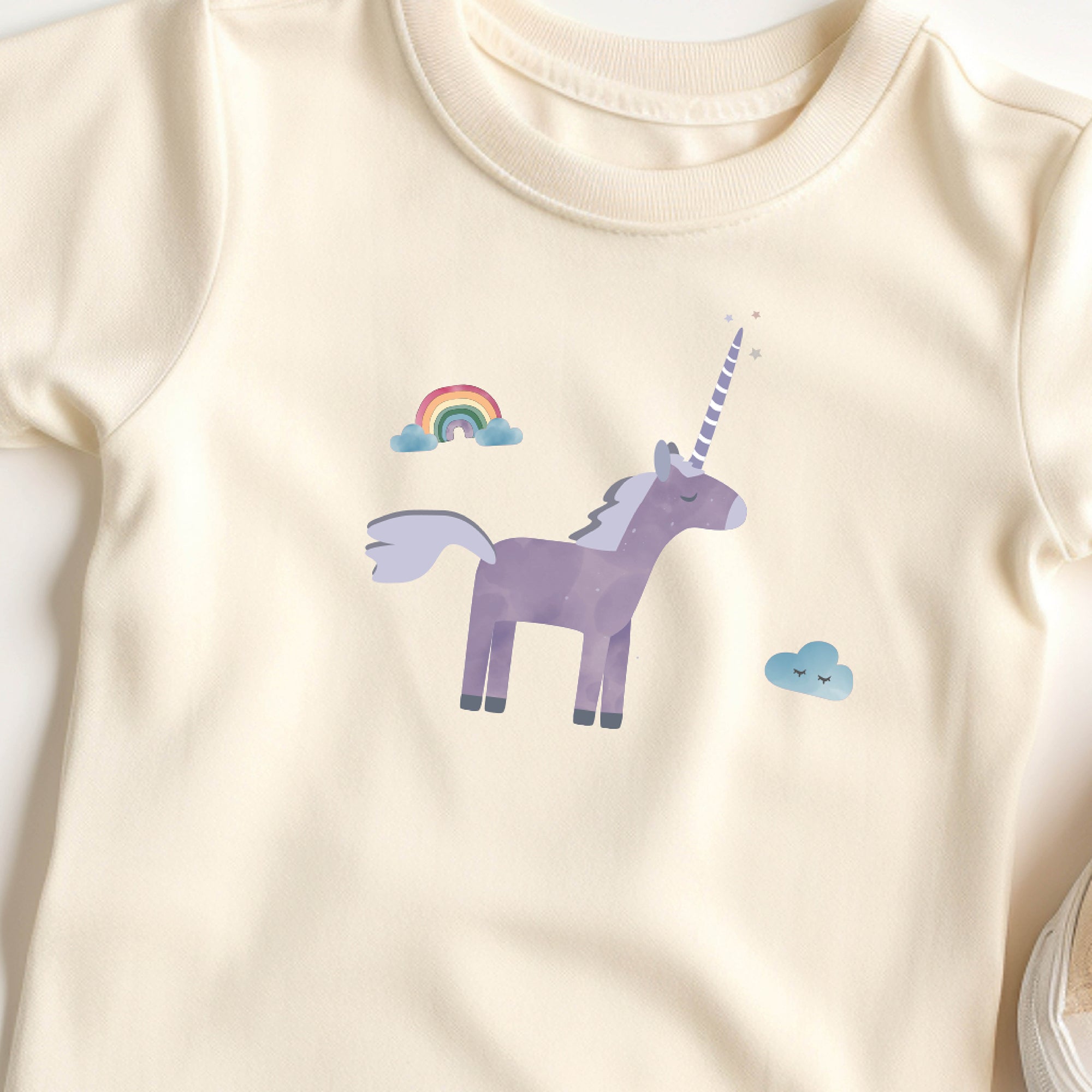 Bügelbild mit Einhorn im verspielten Wunderland-Design, ideal zum Aufbügeln auf Kinderkleidung und Accessoires.