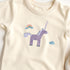 Bügelbild mit Einhorn im verspielten Wunderland-Design, ideal zum Aufbügeln auf Kinderkleidung und Accessoires.