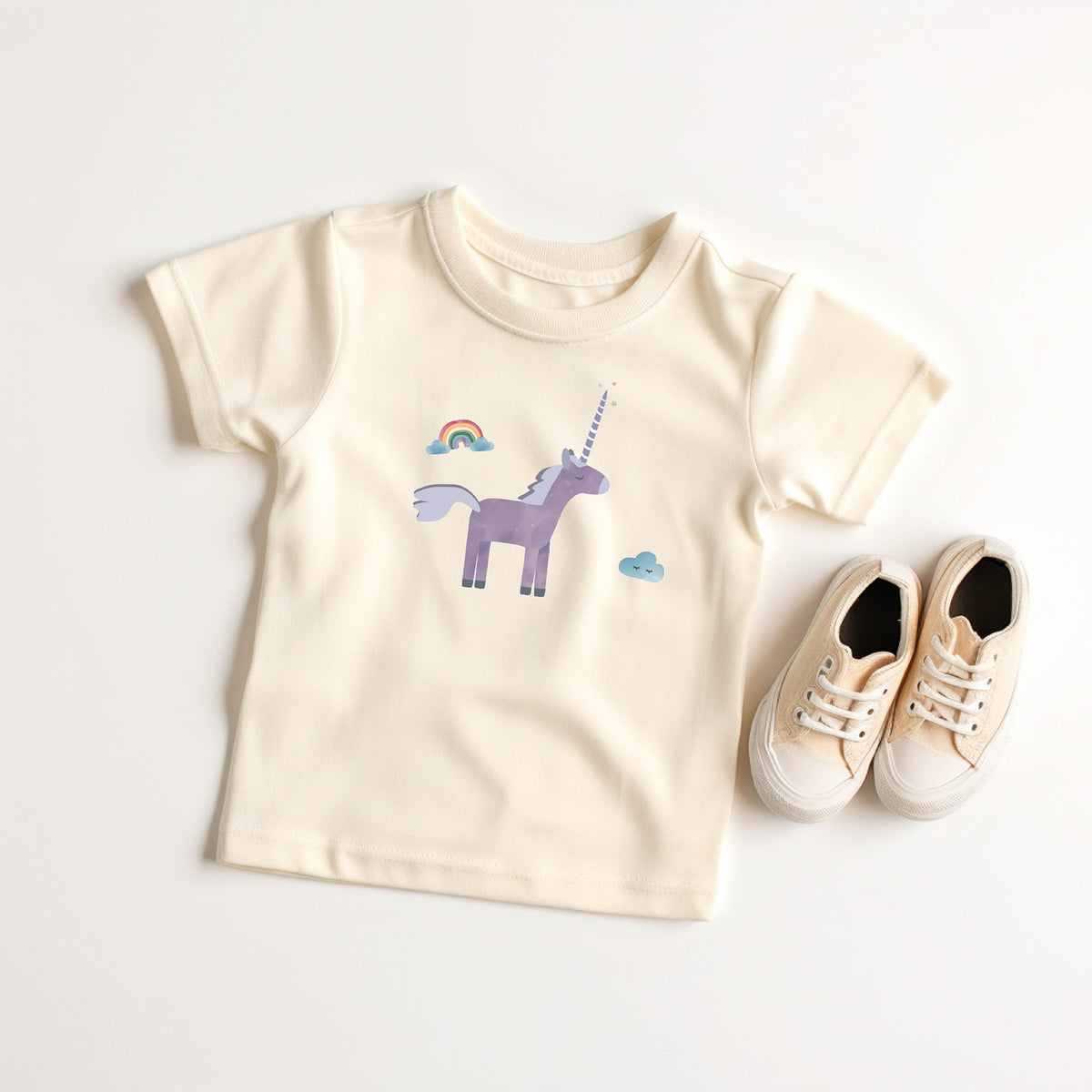 Bügelbild mit Einhorn im verspielten Wunderland-Design, ideal zum Aufbügeln auf Kinderkleidung und Accessoires.