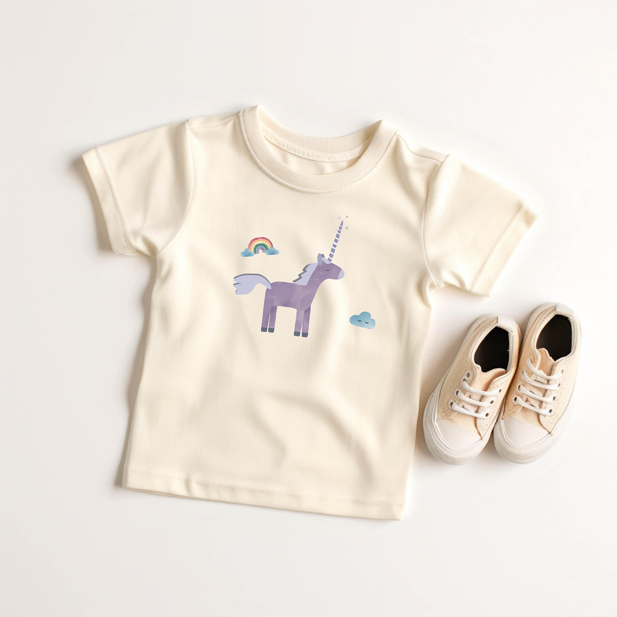 Bügelbild mit Einhorn im verspielten Wunderland-Design, ideal zum Aufbügeln auf Kinderkleidung und Accessoires.