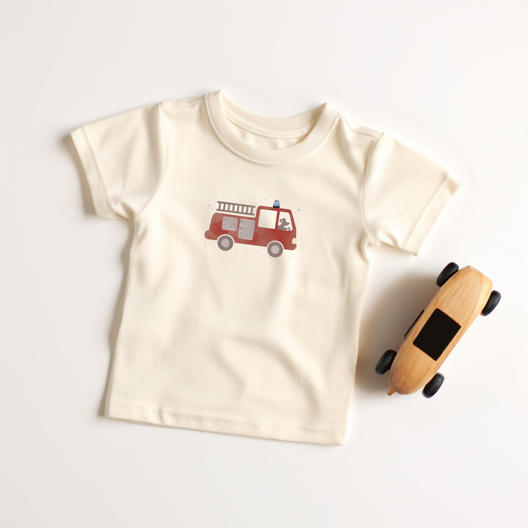 Bügelbild mit der Illustration eines roten Feuerwehrautos mit einer Maus darin