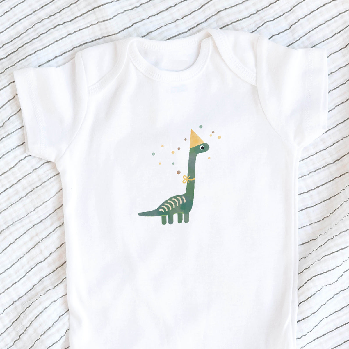 Bügelbild mit Dino und Partyhut im fröhlichen Design, perfekt zum Aufbügeln auf Kinderkleidung und Accessoires.