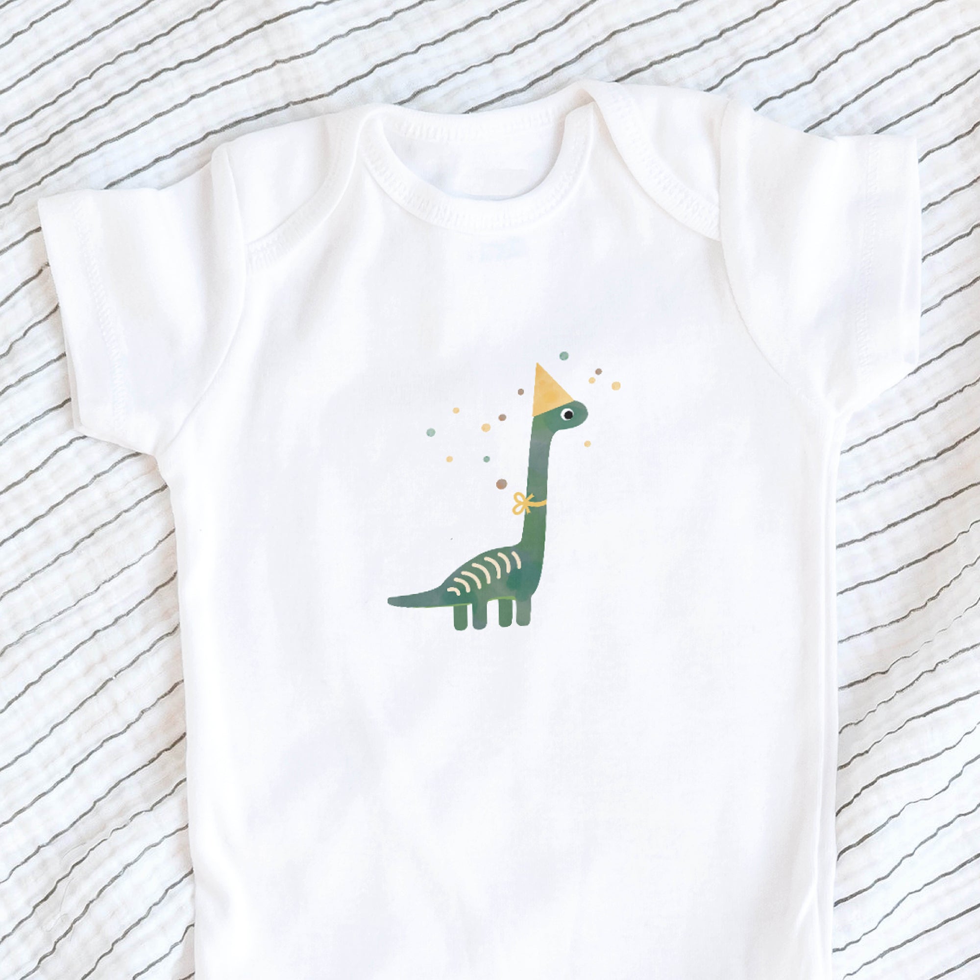 Bügelbild mit Dino und Partyhut im fröhlichen Design, perfekt zum Aufbügeln auf Kinderkleidung und Accessoires.