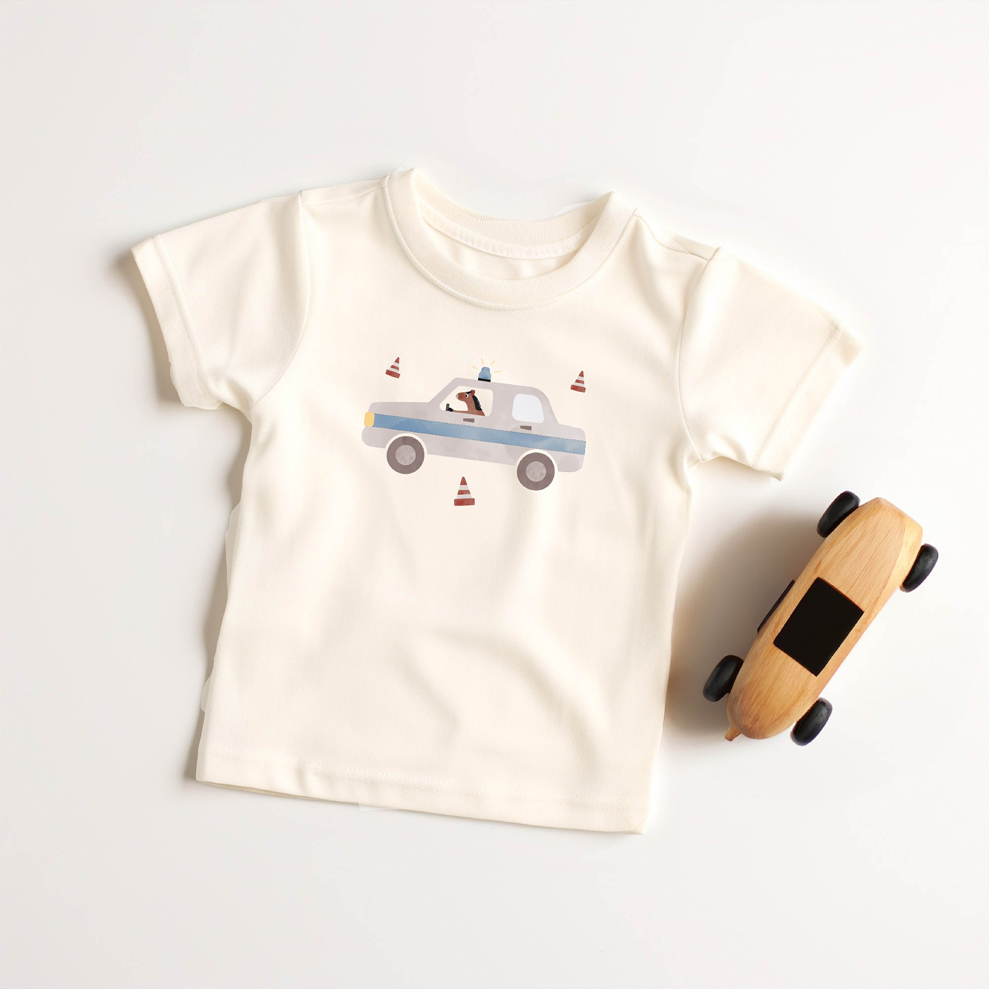 Bügelbild mit der Illustration eines Polizeiautos in dem ein Pferd sitzt