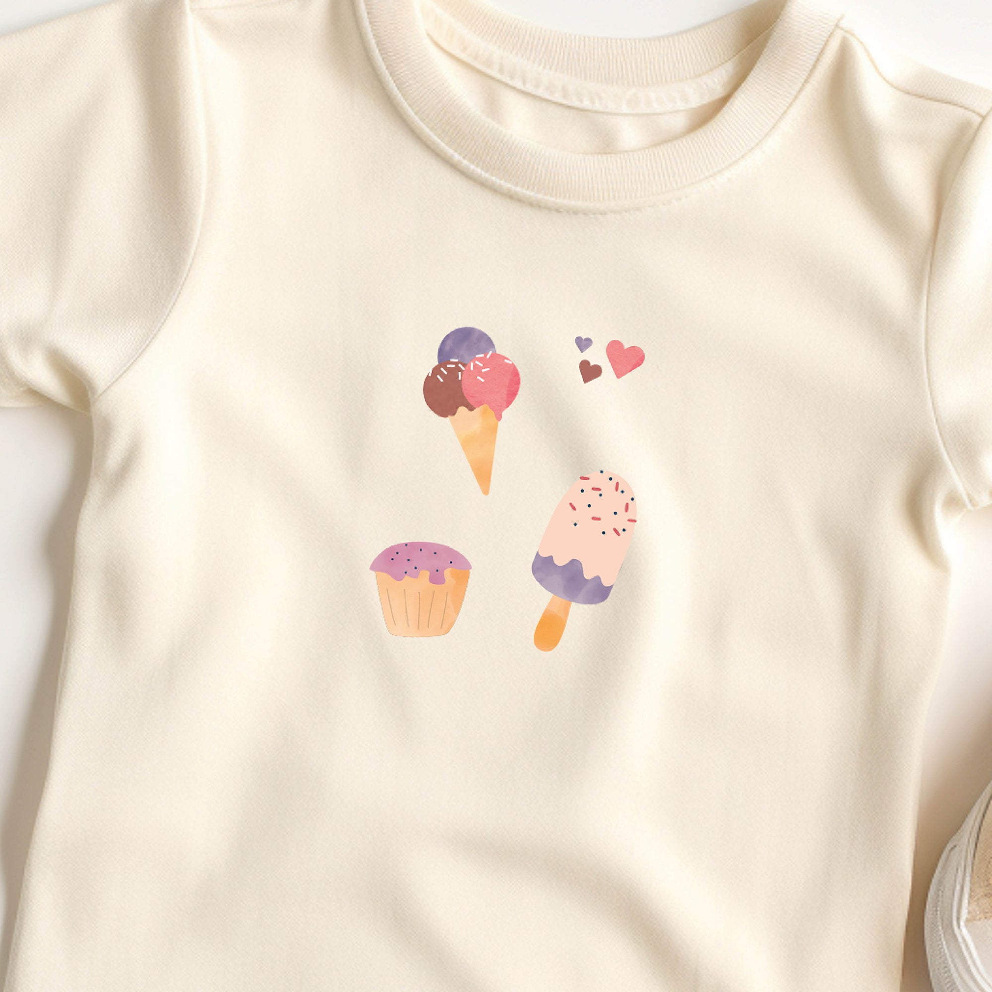 Bügelbild mit Cupcake und Eis im verspielten Wunderland-Design, ideal zum Aufbügeln auf Kinderkleidung und Accessoires.