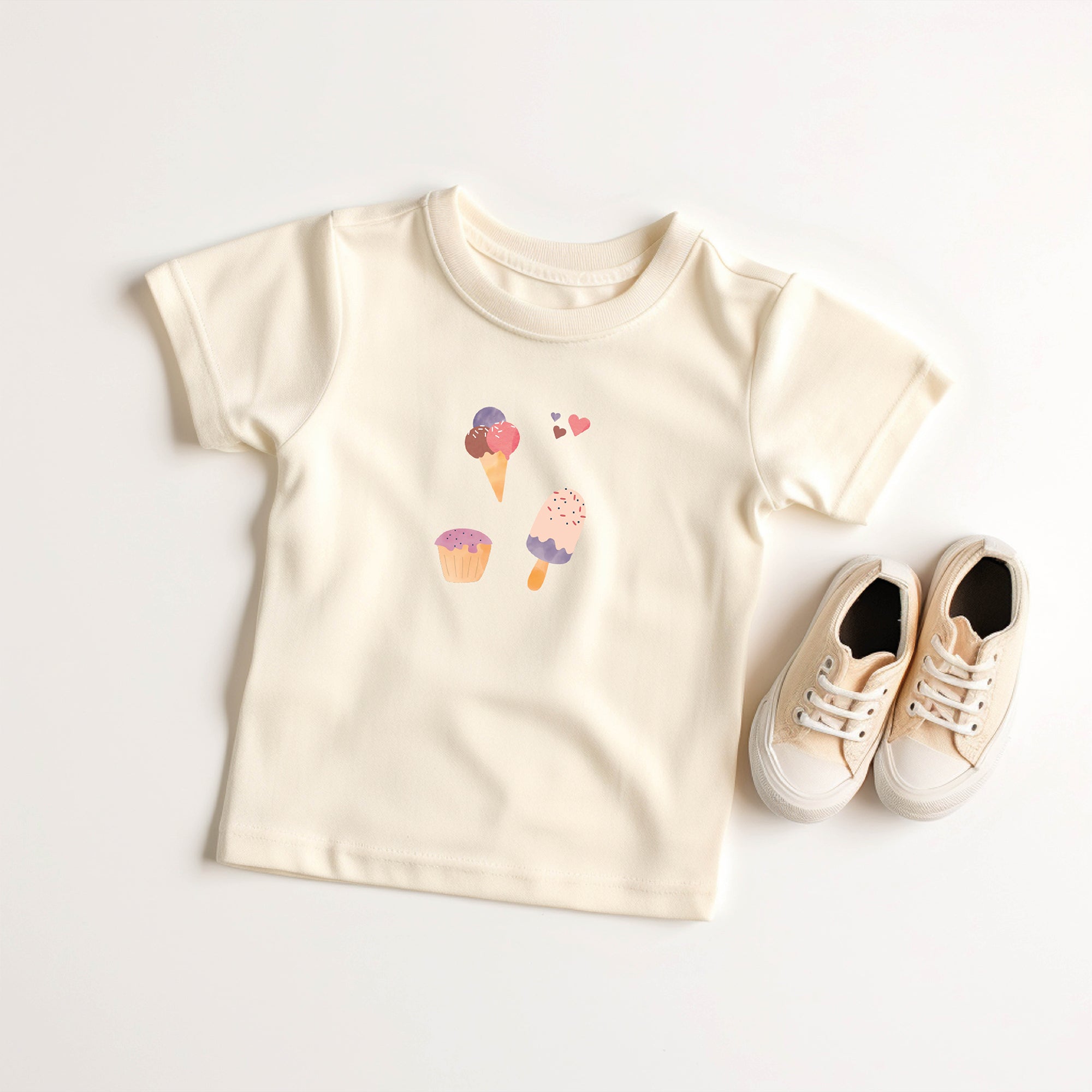 Bügelbild mit Cupcake und Eis im verspielten Wunderland-Design, ideal zum Aufbügeln auf Kinderkleidung und Accessoires.