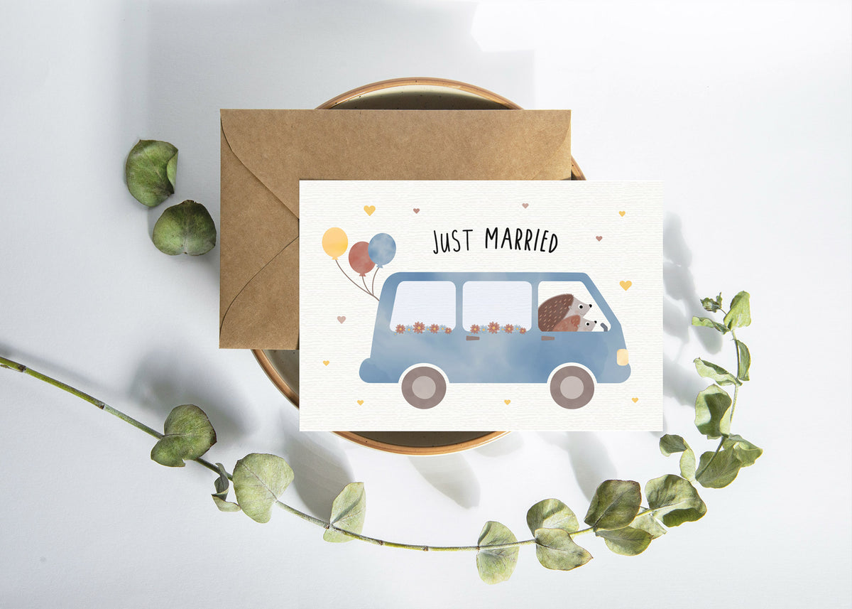 Postkarte mit zwei Igeln im Hochzeitsoutfit und dem Schriftzug „Just Married“ im niedlichen Design, ideal als Hochzeitskarte oder Glückwunschkarte.
