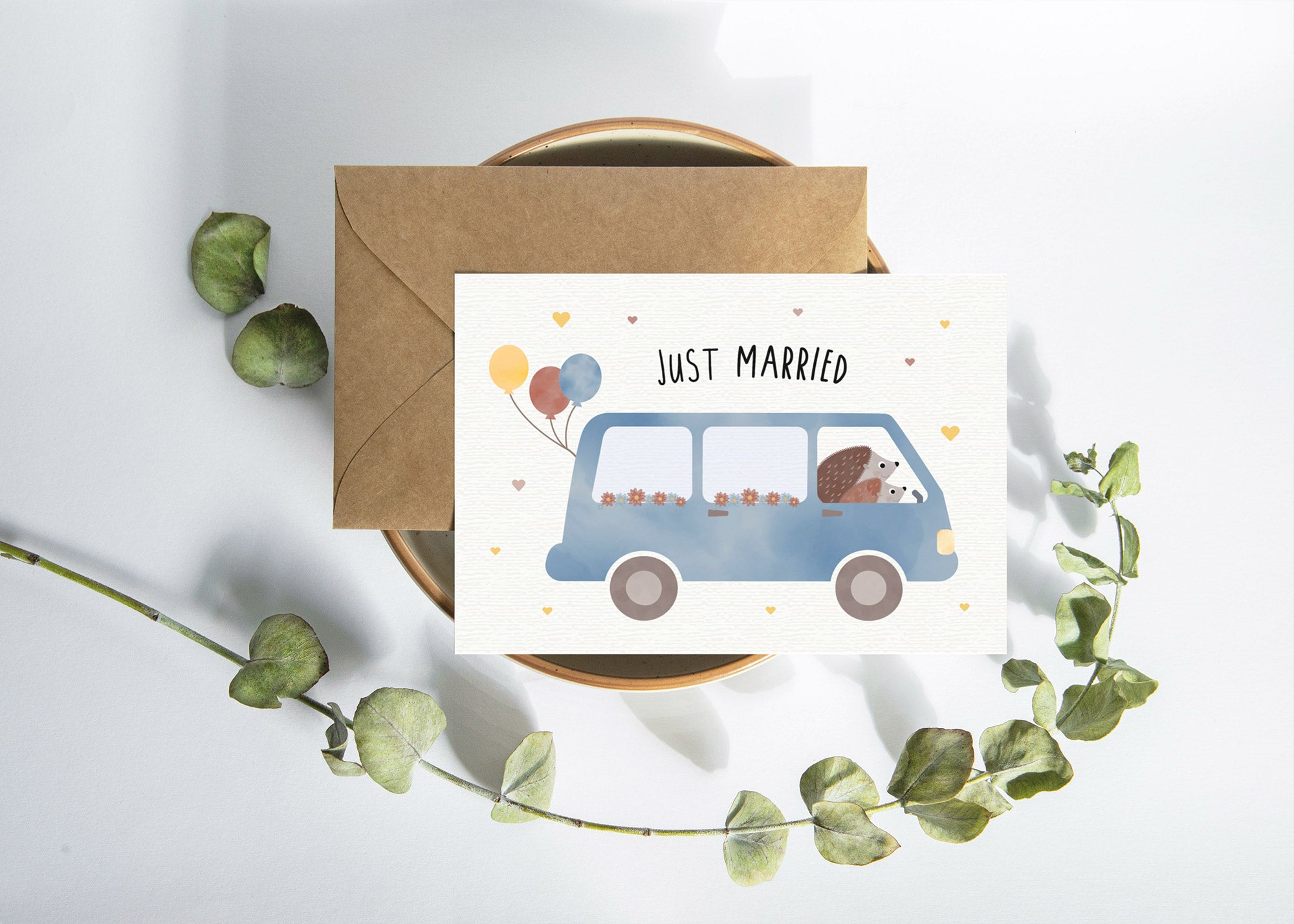 Postkarte mit zwei Igeln im Hochzeitsoutfit und dem Schriftzug „Just Married“ im niedlichen Design, ideal als Hochzeitskarte oder Glückwunschkarte.