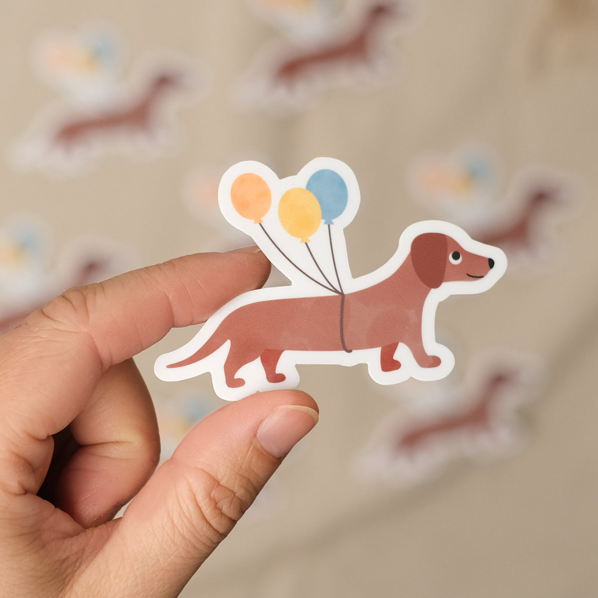 Süßer Dackel-Sticker mit Schwimmring, wasser- und spülmaschinenfest – perfekt für Trinkflaschen, Brotboxen und Co. Verspieltes Design von byClou für kleine Hundefans