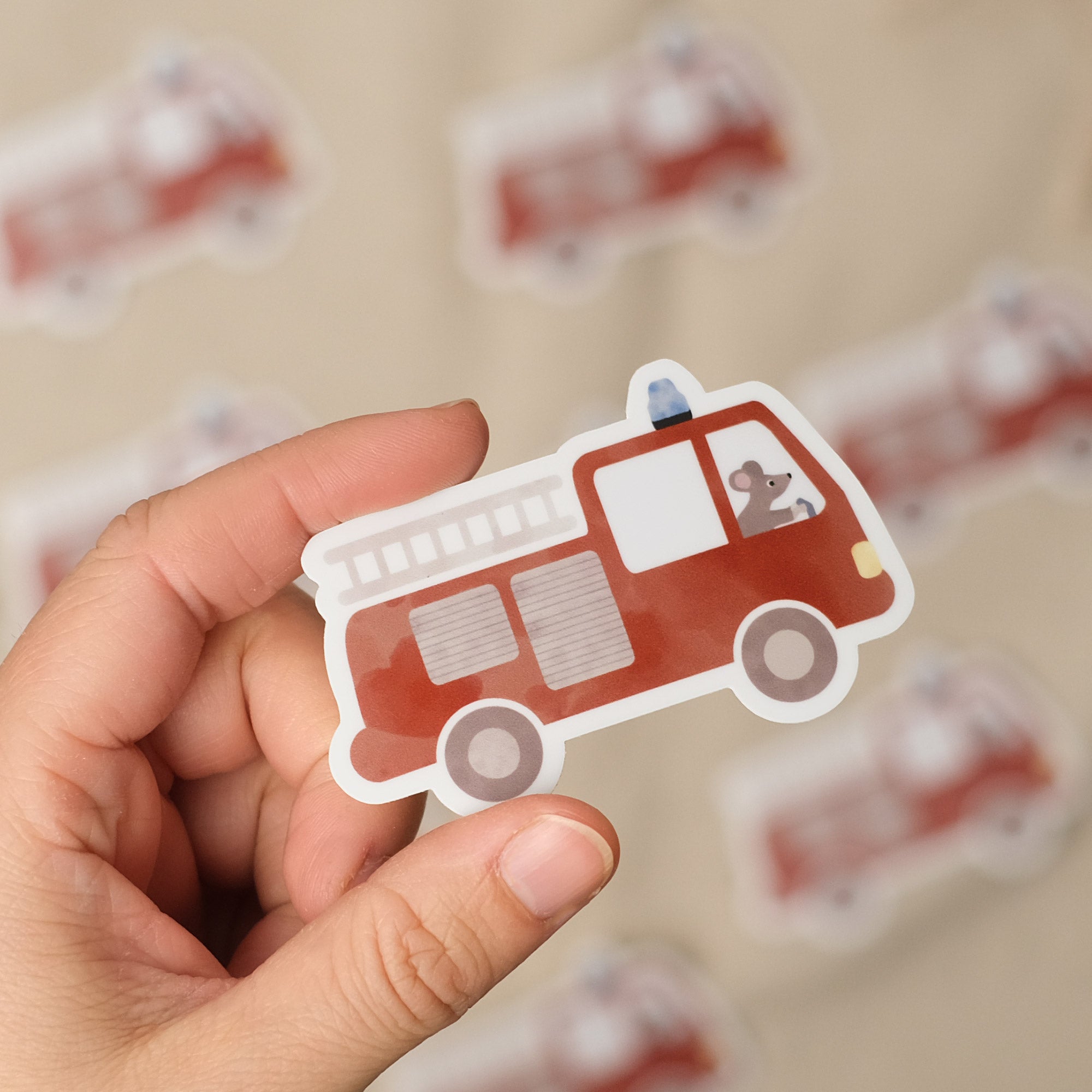 „Leuchtend roter Feuerwehr-Sticker mit niedlichen Details, spülmaschinenfest und wasserfest – ideal für Kinderflaschen, Brotdosen und mehr. Hochwertiges byClou Design für kleine Feuerwehrfans