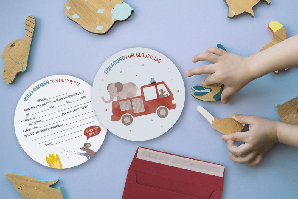 Geburtstagseinladung mit Feuerwehr-Motiven im fröhlichen Design, zum Ausfüllen für Kindergeburtstage, ideal für Partys mit Feuerwehr-Motto.