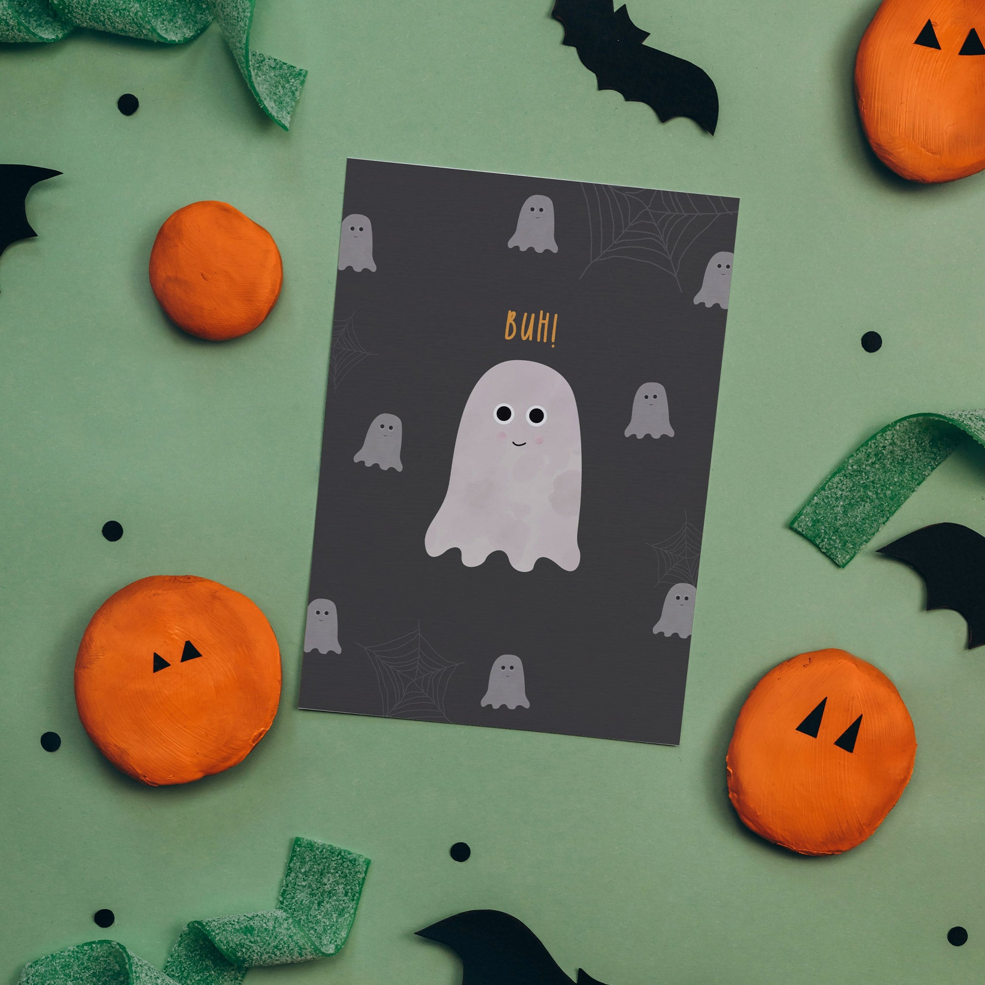 Illustration einer Halloween-Grußkarte mit einem lächelnden weißen Gespenst und der Aufschrift „Happy Halloween“ auf orangem Hintergrund