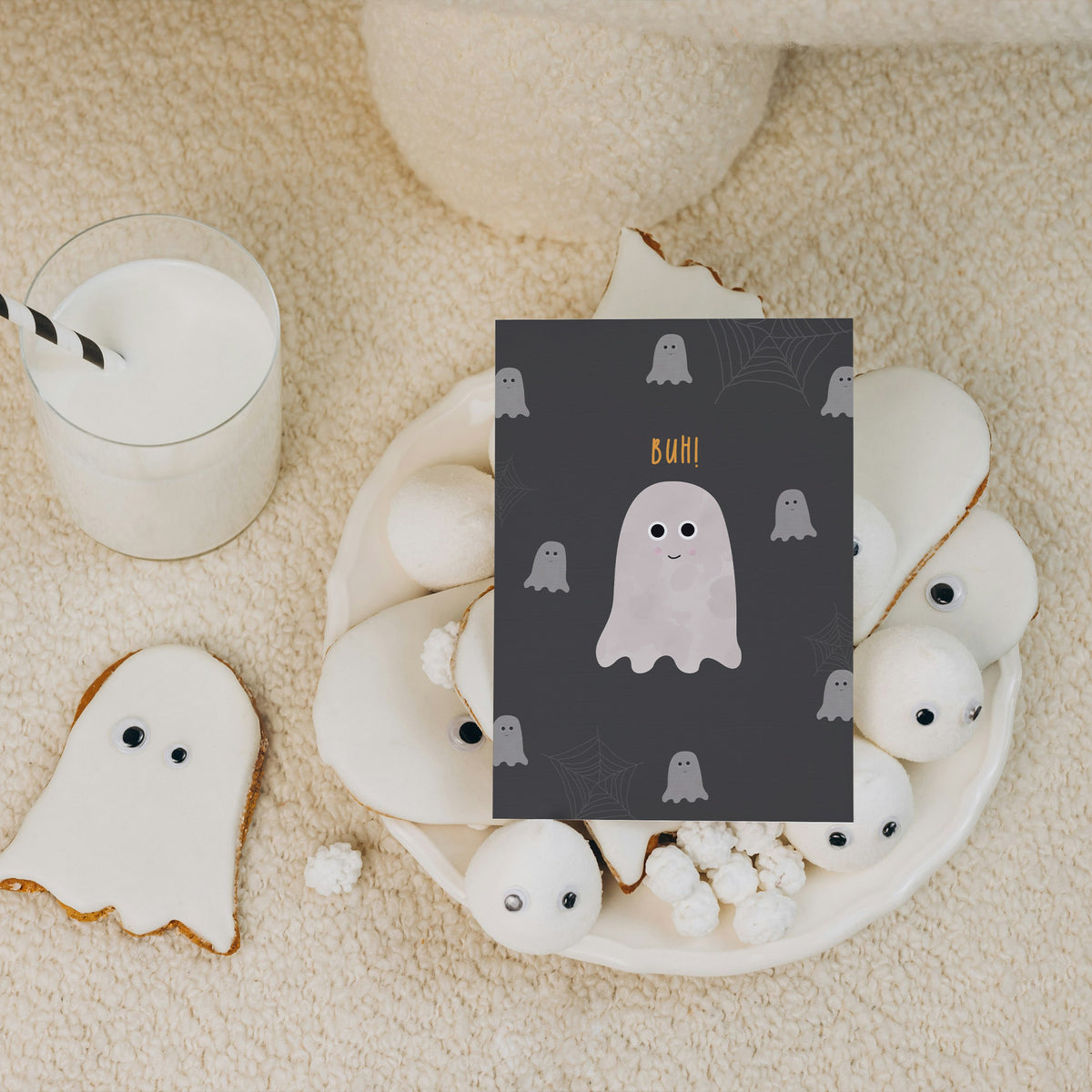Illustration einer Halloween-Grußkarte mit einem lächelnden weißen Gespenst und der Aufschrift „Happy Halloween“ auf orangem Hintergrund