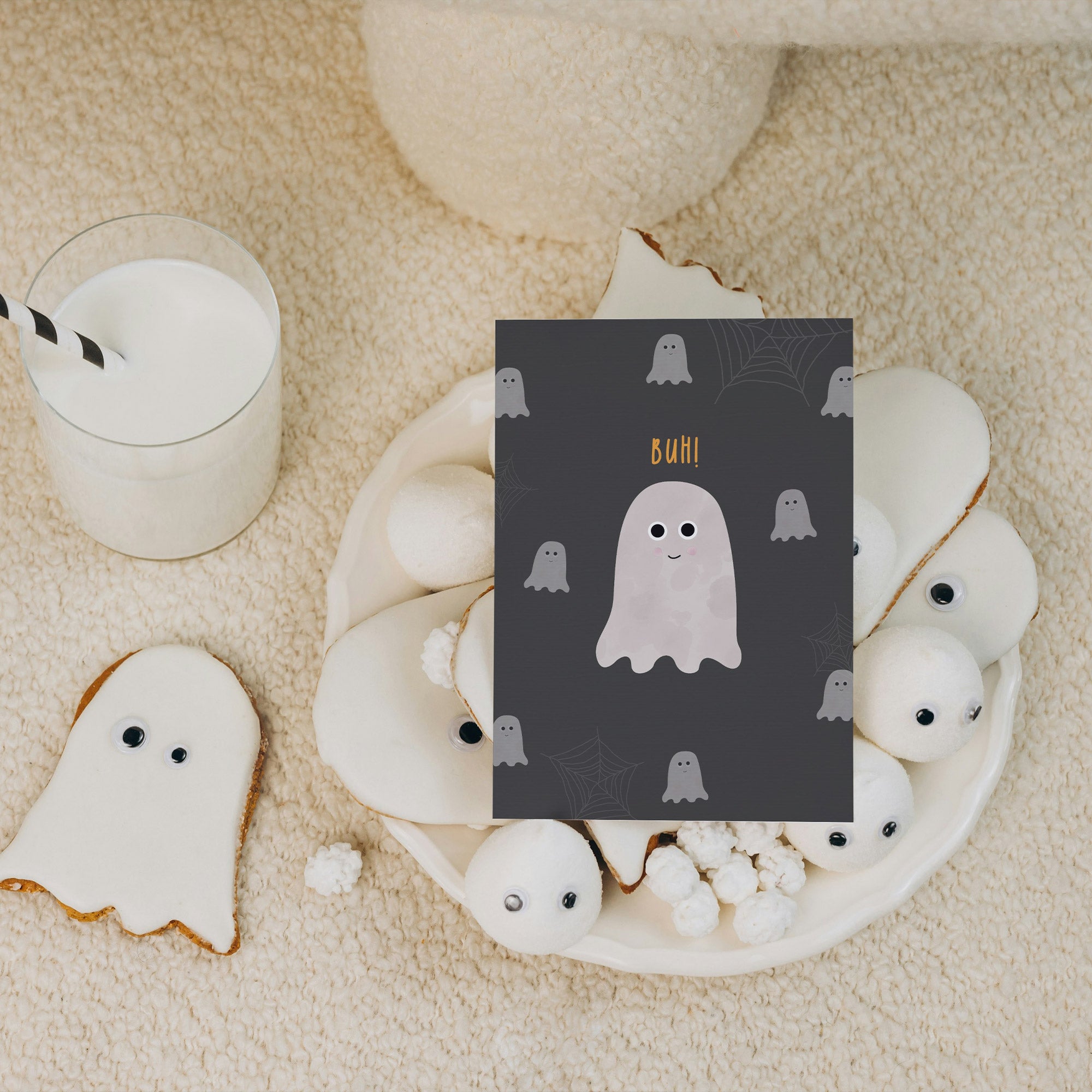 Illustration einer Halloween-Grußkarte mit einem lächelnden weißen Gespenst und der Aufschrift „Happy Halloween“ auf orangem Hintergrund