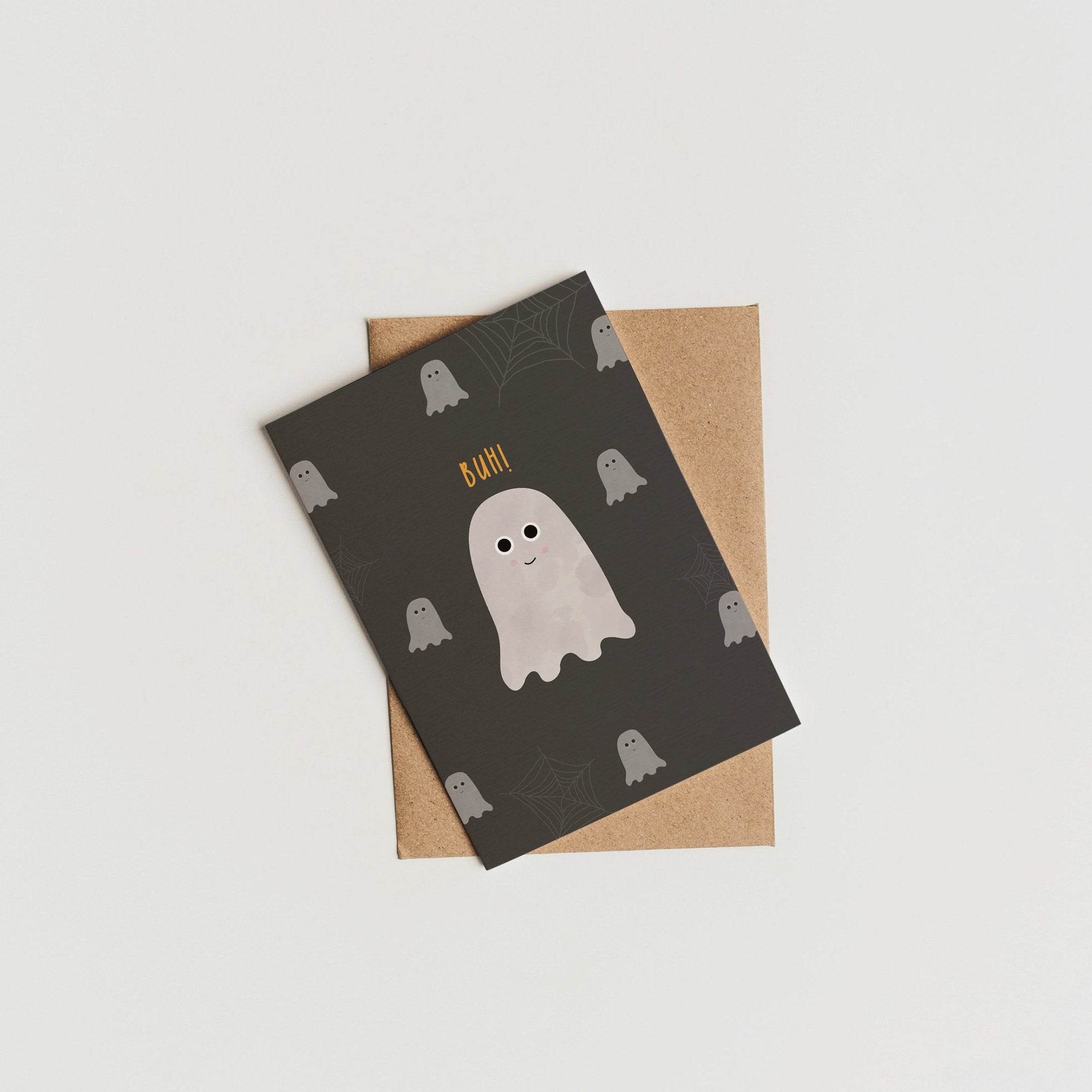 Illustration einer Halloween-Grußkarte mit einem lächelnden weißen Gespenst und der Aufschrift „Happy Halloween“ auf orangem Hintergrund