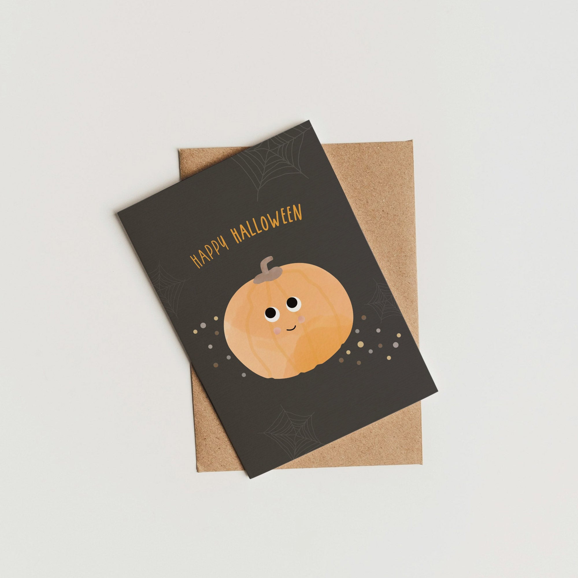 Illustration einer Halloween-Grußkarte mit einem lächelnden Kürbis und der Aufschrift „Happy Halloween“ auf orangem Hintergrund