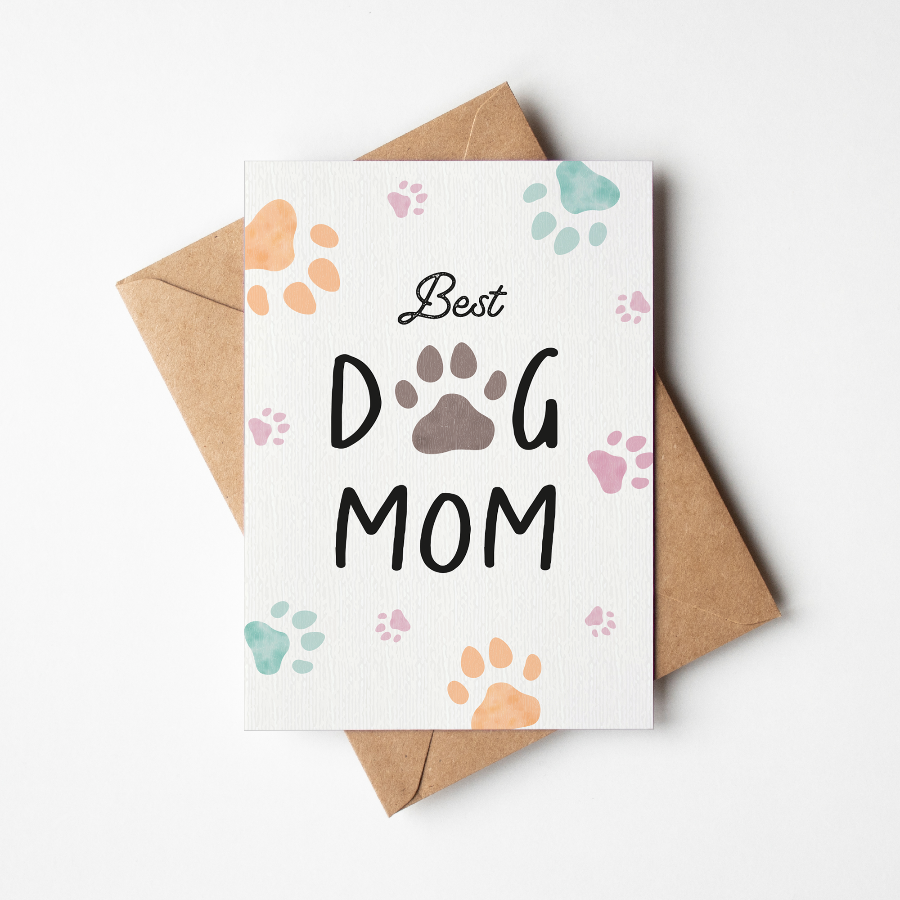 Postkarte mit Hundemotiv und der Aufschrift ‚Best Dog Mom‘ – charmantes, liebevoll gezeichnetes Design von byClou – perfekt als Geschenk für Hundemamas