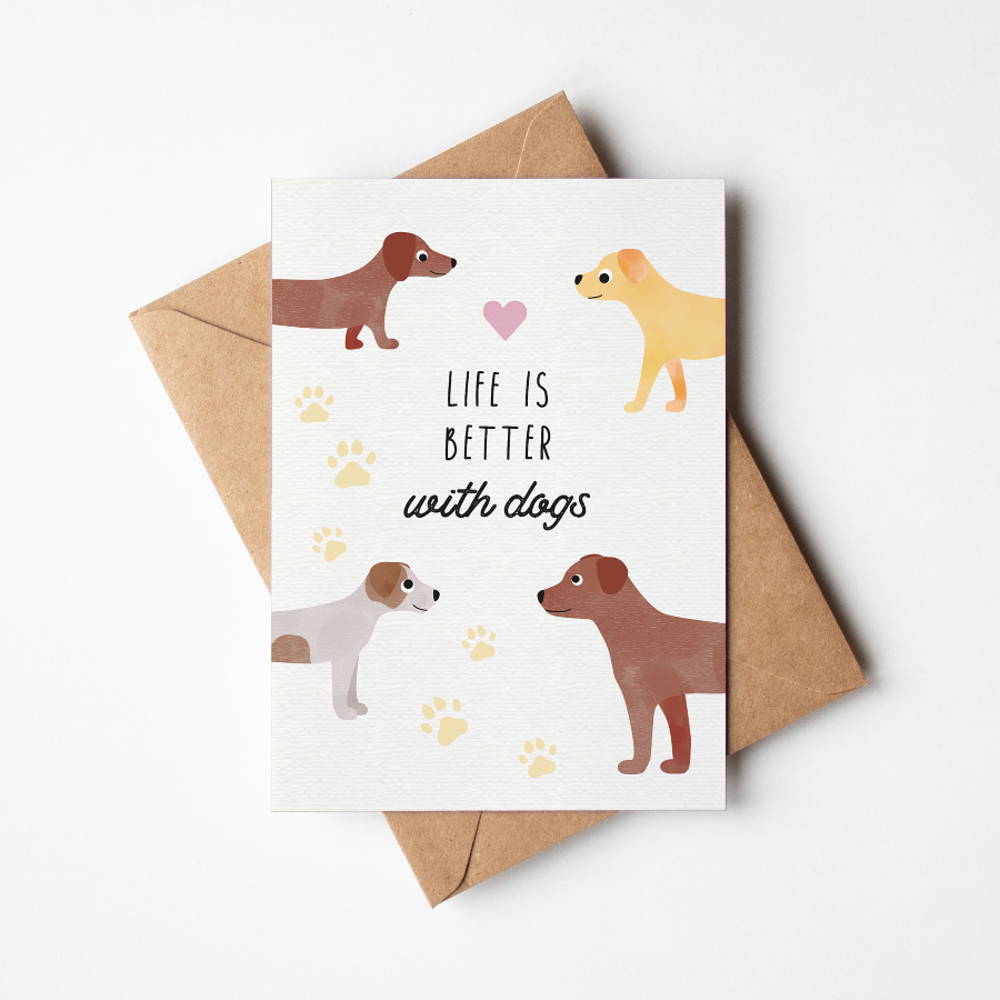 Postkarte mit vier illustrierten Hunden und der Aufschrift ‚Life is better with dogs‘ – verspieltes, tierliebes Design von byClou