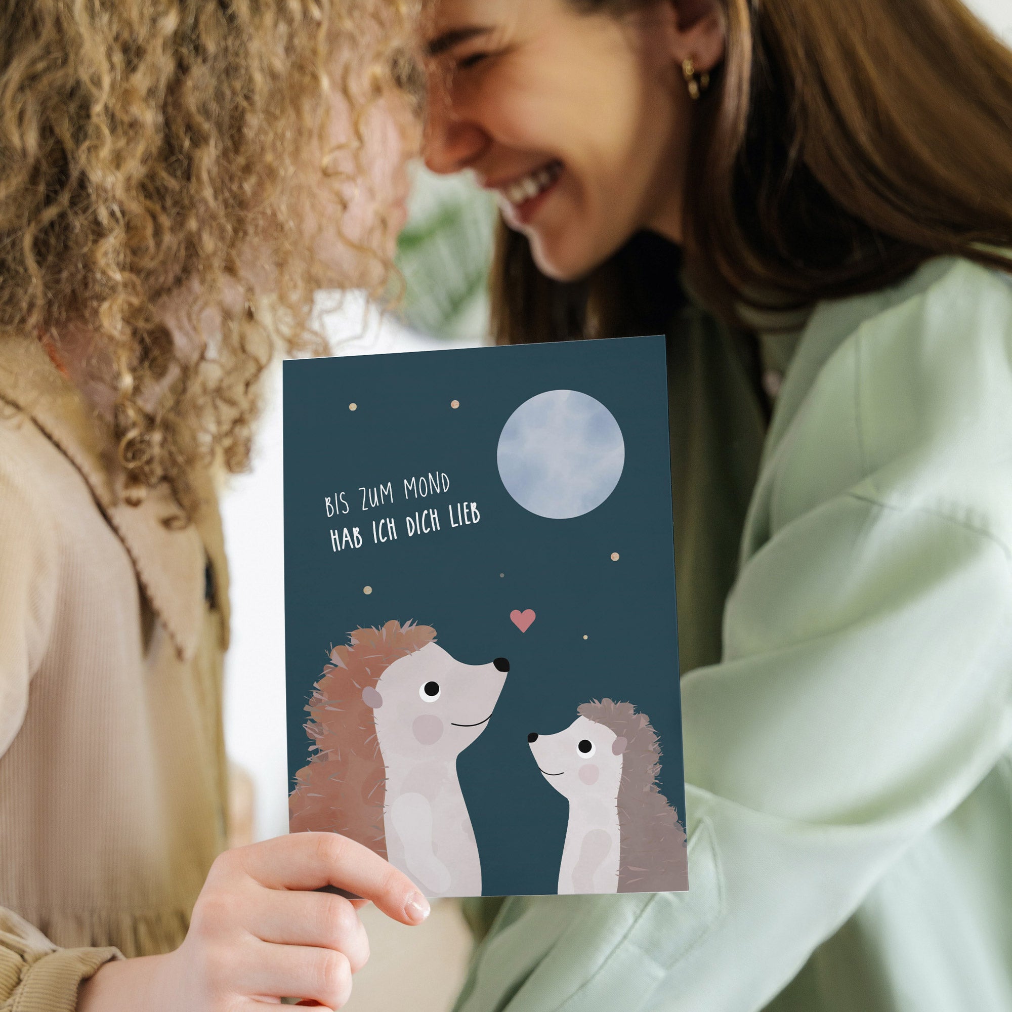 Postkarte mit zwei Igeln und dem Schriftzug „Bis zum Mond hab ich dich lieb“ im niedlichen Design, ideal als Grußkarte oder kleines Geschenk.