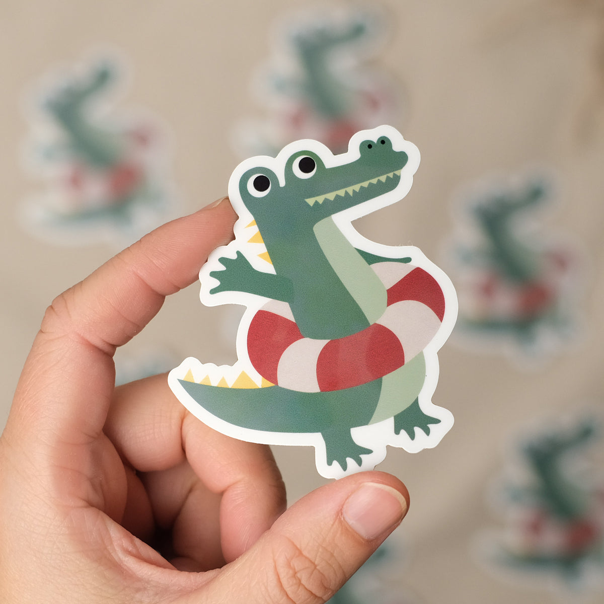 Fröhlicher Krokodil-Sticker mit Schwimmflügeln, spülmaschinenfest und wasserfest – ideal für Brotdosen, Trinkflaschen und mehr. Liebevoll illustriert im typischen byClou Stil