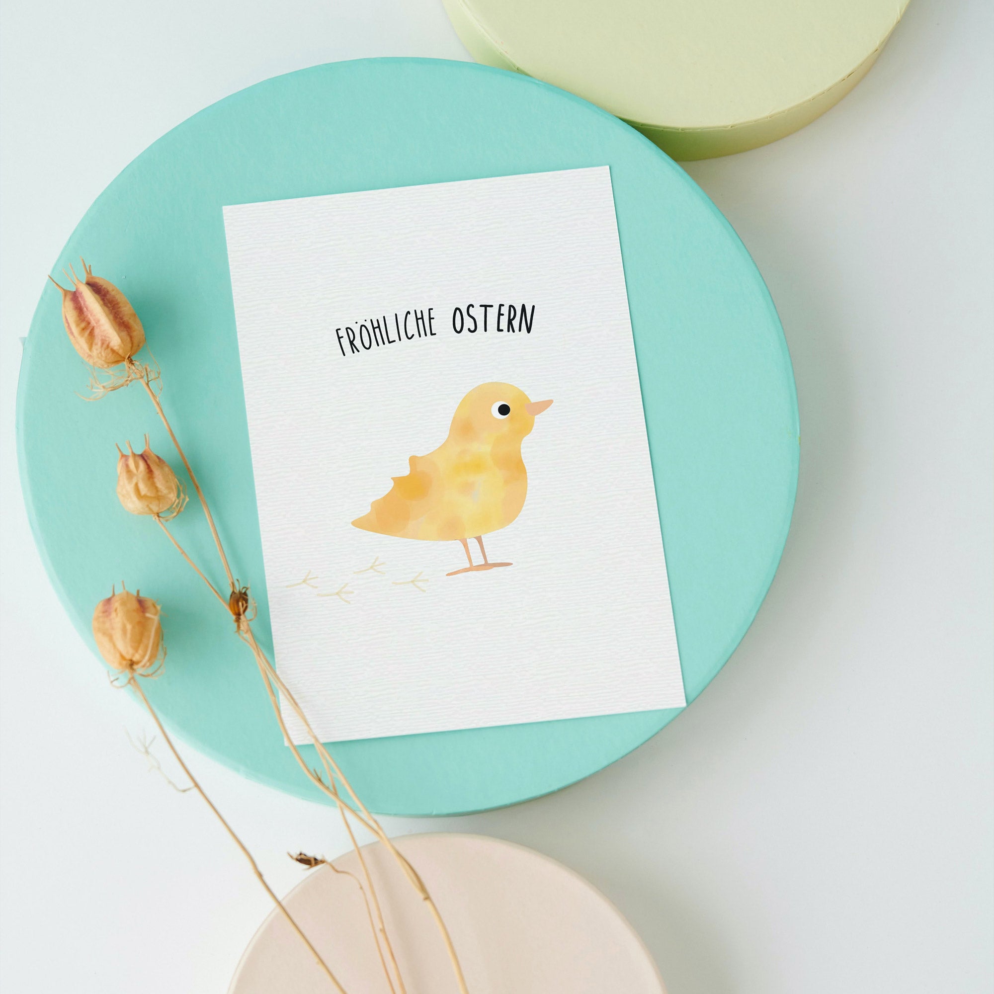 Postkarte mit Küken und dem Schriftzug „Fröhliche Ostern“ im niedlichen Design, ideal als Ostergruß oder Dekoration.