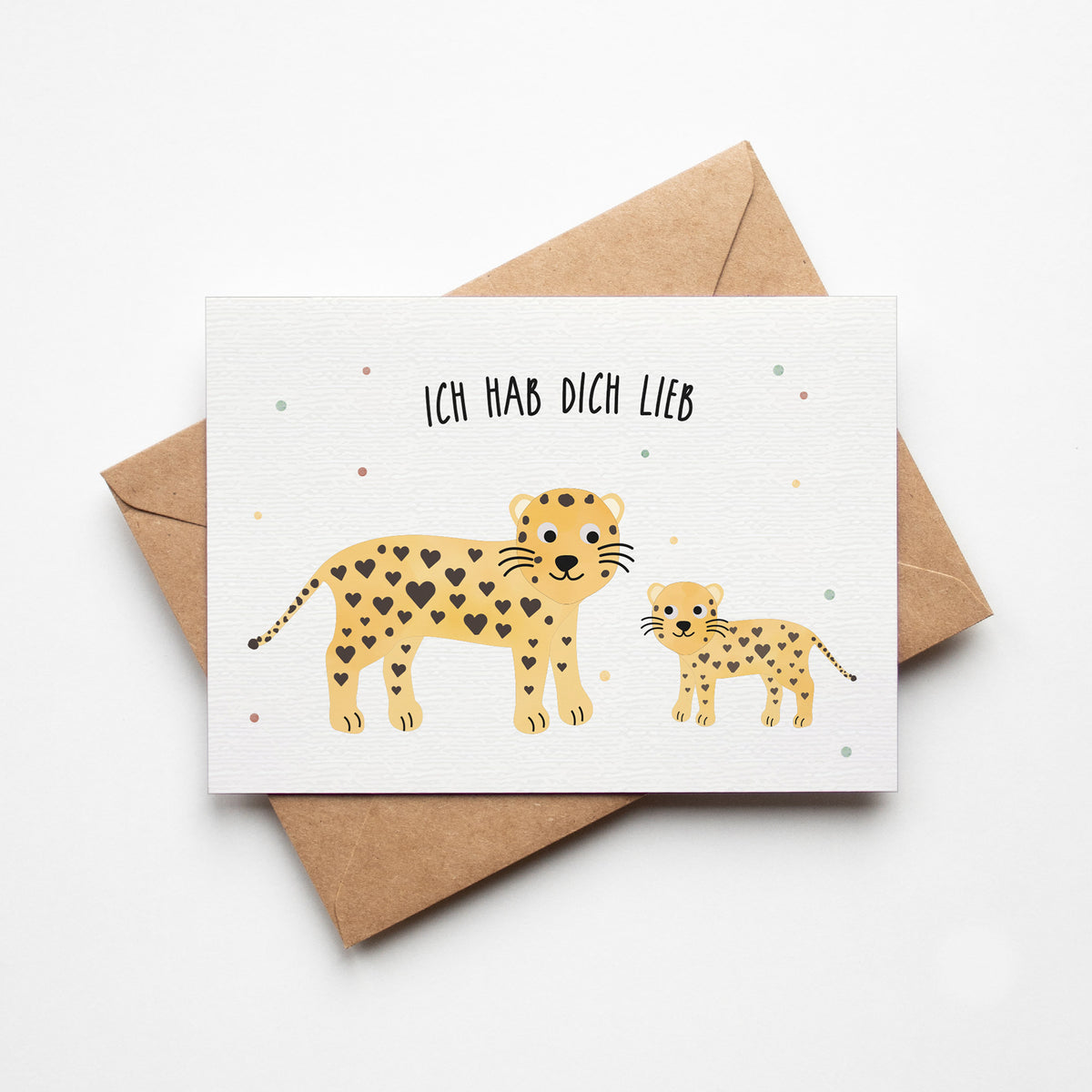 Postkarte mit zwei Leoparden, verziert mit Herzmustern und dem Schriftzug „Ich hab dich lieb“, im niedlichen Design, ideal als Grußkarte für besondere Anlässe.