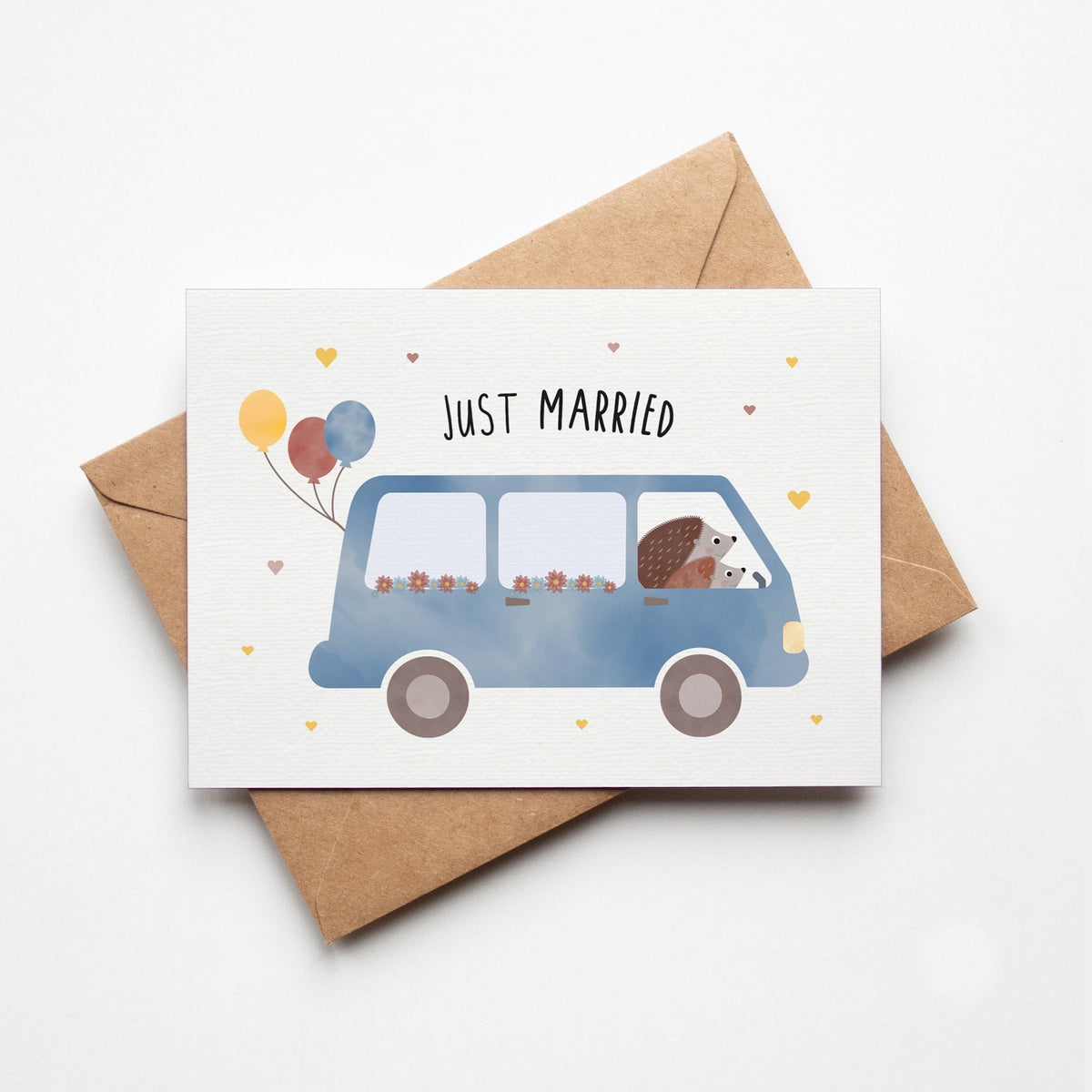 Postkarte mit zwei Igeln im Hochzeitsoutfit und dem Schriftzug „Just Married“ im niedlichen Design, ideal als Hochzeitskarte oder Glückwunschkarte.