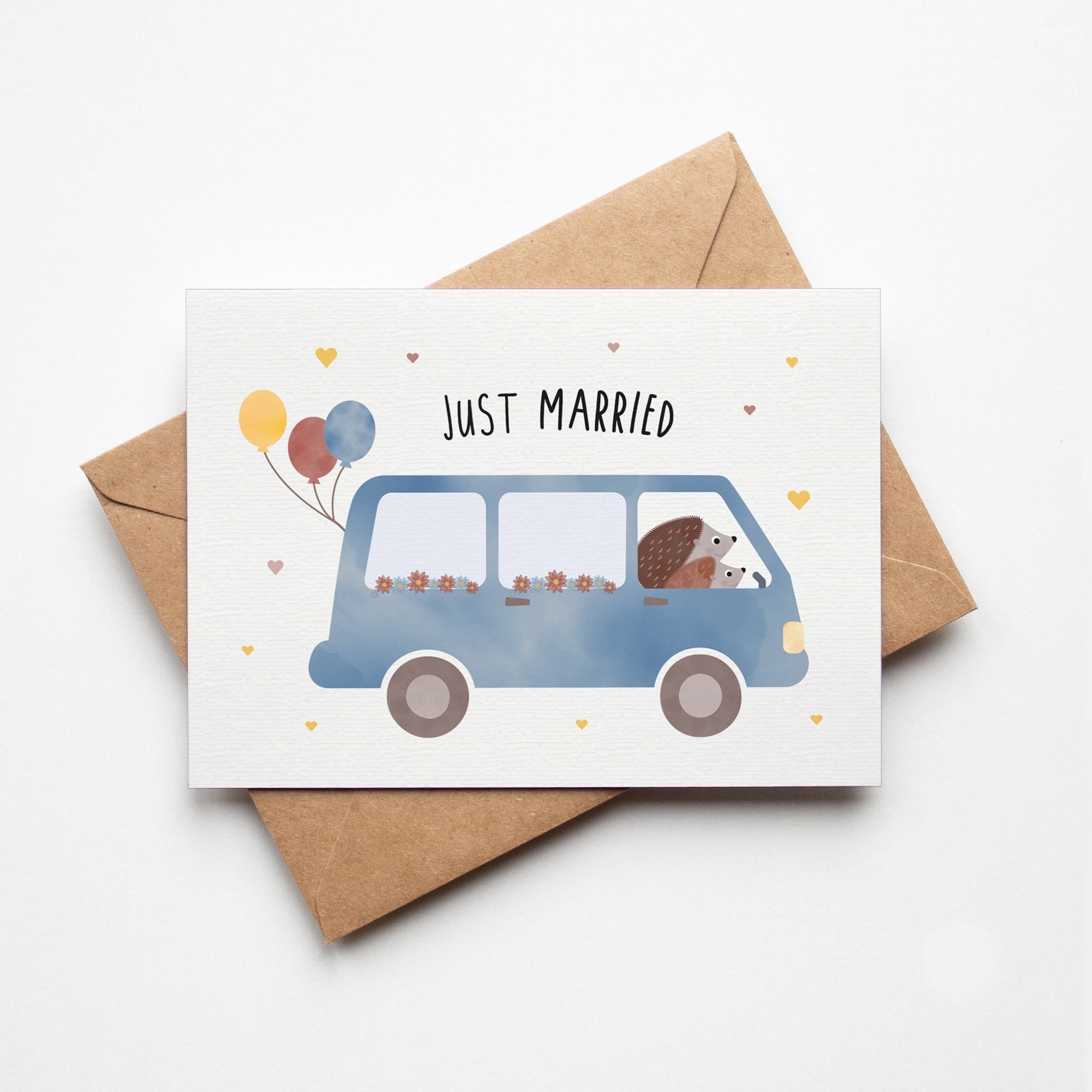 Postkarte mit zwei Igeln im Hochzeitsoutfit und dem Schriftzug „Just Married“ im niedlichen Design, ideal als Hochzeitskarte oder Glückwunschkarte.