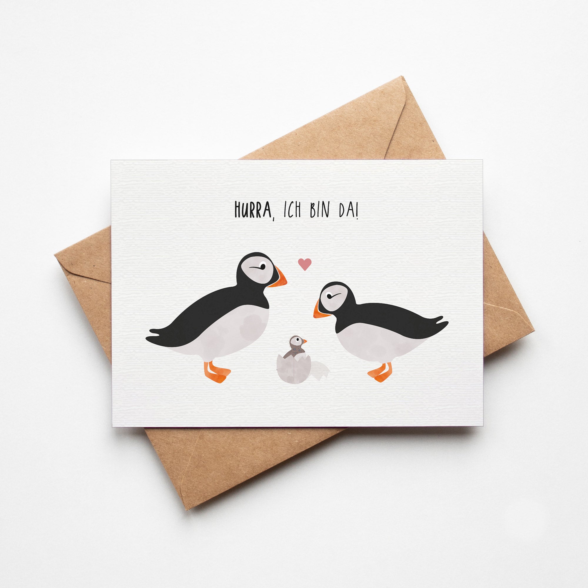 Grußkarte mit der Illustration eines Papageientauchers und dem Text „Hurra, ich bin da“ auf hellem Hintergrund