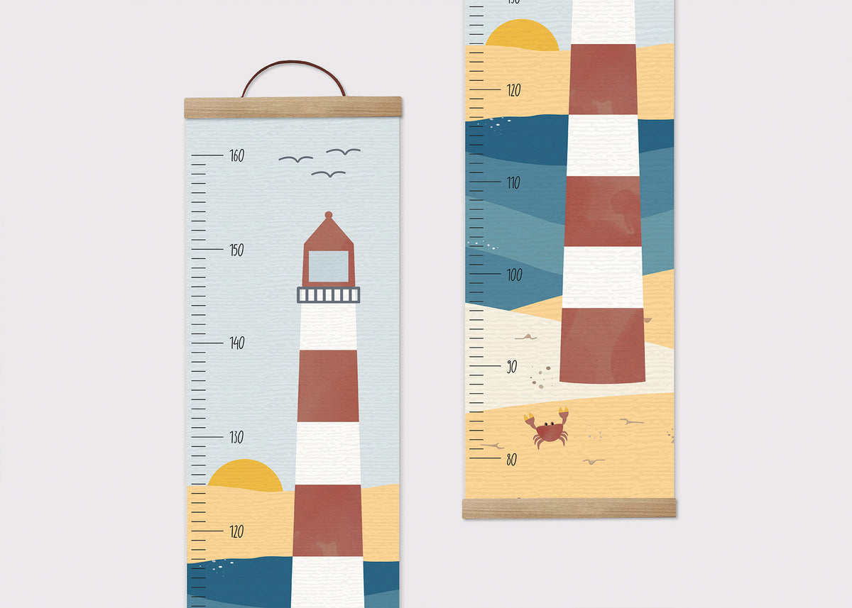 Ein Kindermesslatte mit einem Leuchtturm-Design. Die Illustration zeigt einen gestreiften Leuchtturm, mit einer ansteigenden Skala von 70 bis 160 Zentimetern. Im Hintergrund sind Vögel, die Sonne und Wellen zu sehen. Am unteren Rand befindet sich ein roter Krebs auf einem sandigen Bereich.