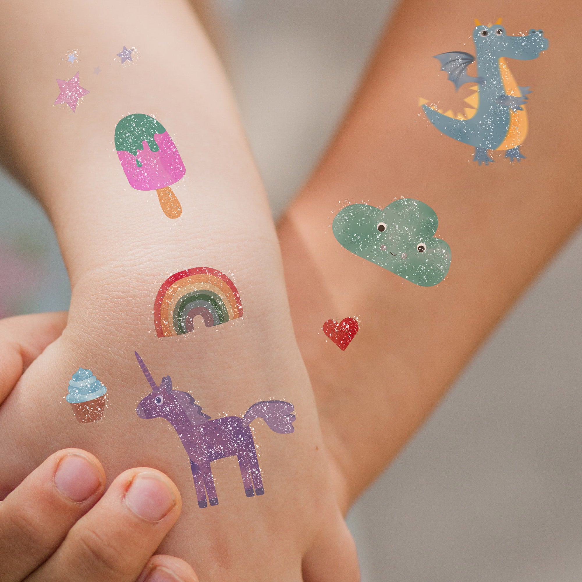Bogen mit temporären Kindertattoos im Wunderland-Stil – mit zauberhaften Illustrationen von Einhorn, Regenbogen, Fee und weiteren fantasievollen Motiven. Perfekt für kleine Träumer:innen