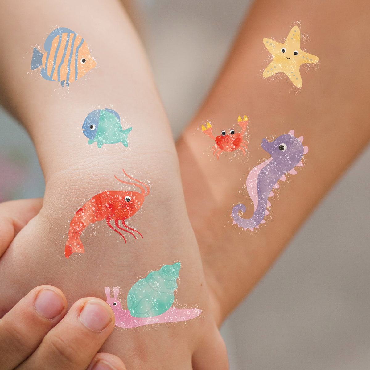 Kindertattoos mit Glitzer im Unterwasserwelt-Design – bunte Meerestiere wie Seepferdchen, Fische und Muscheln im liebevoll illustrierten Stil von by Clou
