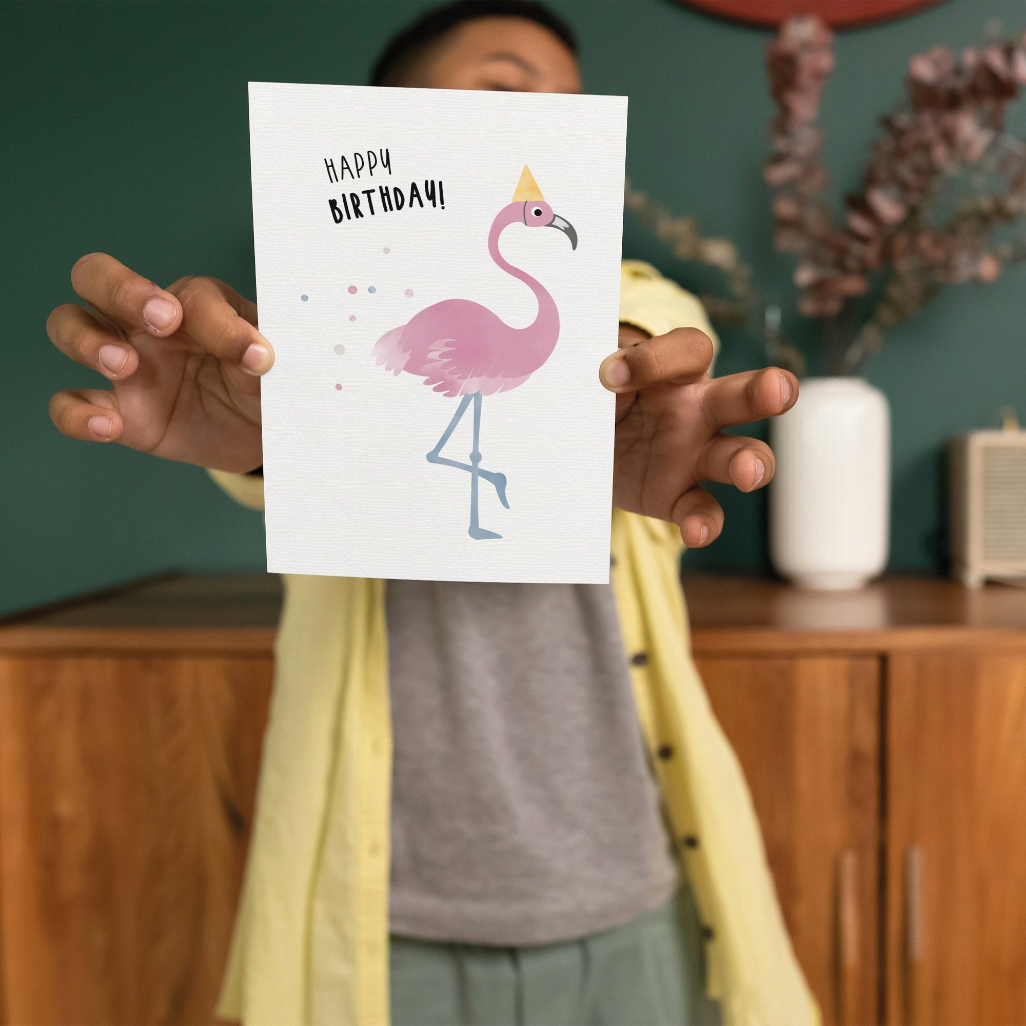 Postkarte mit Flamingo und dem Schriftzug „Happy Birthday“ im fröhlichen Design, ideal als Geburtstagskarte.