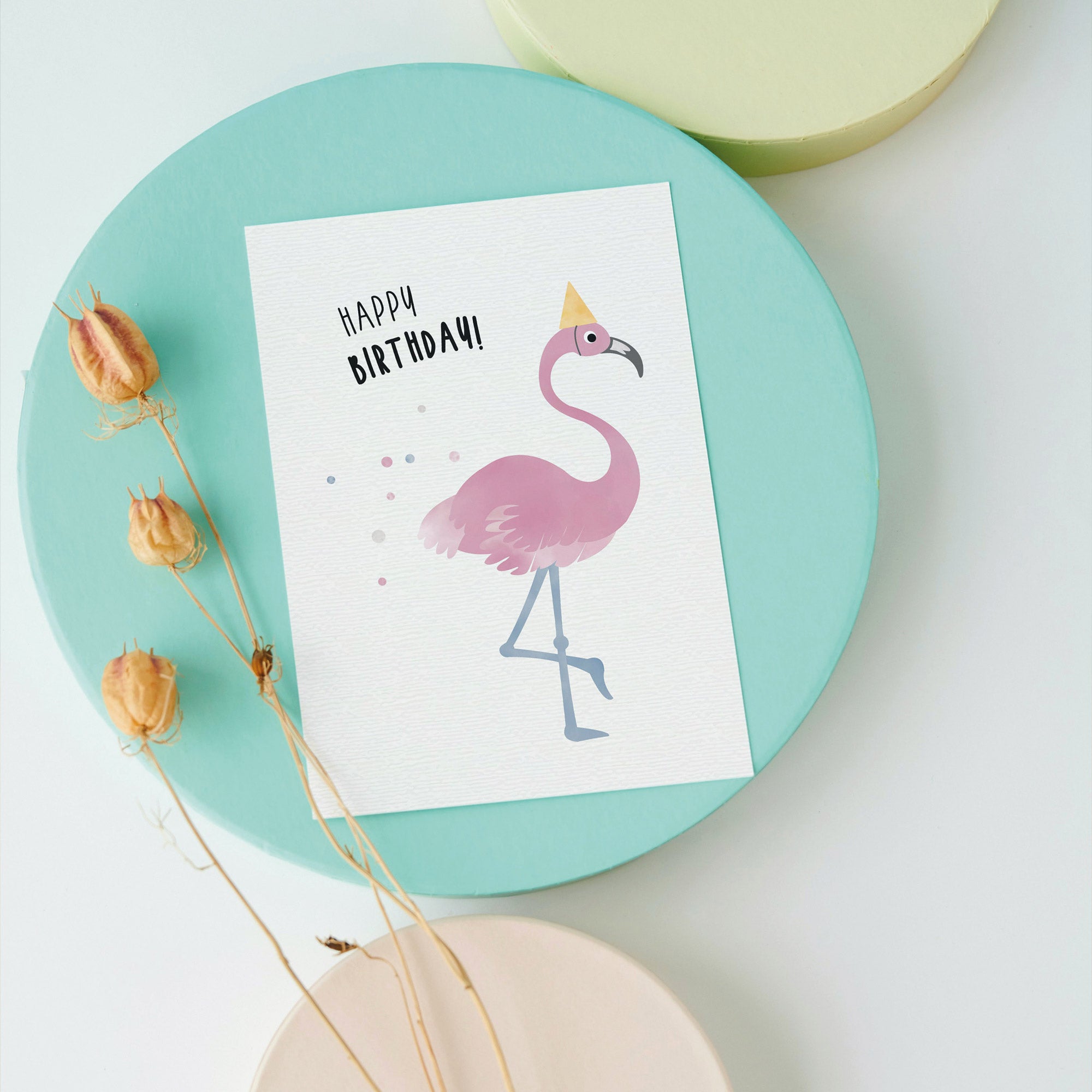 Postkarte mit Flamingo und dem Schriftzug „Happy Birthday“ im fröhlichen Design, ideal als Geburtstagskarte.