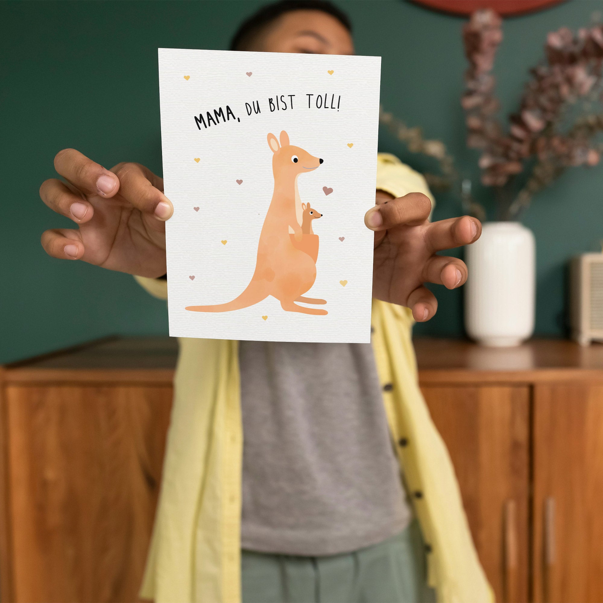 Postkarte mit Känguru-Mama und Baby im Beutel sowie dem Schriftzug „Mama, Du bist toll“, liebevolles Design ideal als Grußkarte oder kleines Geschenk.