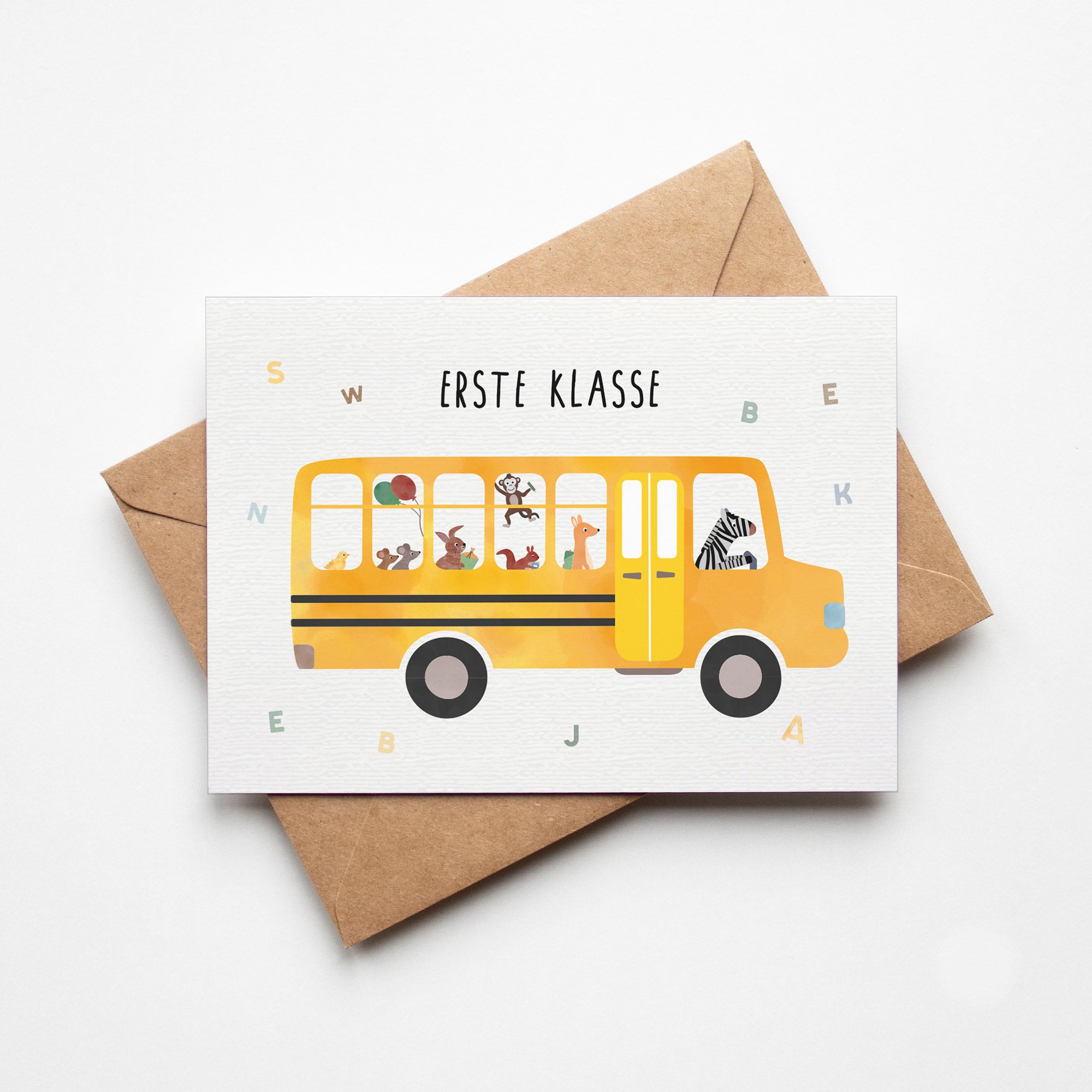 Grußkarte mit der Illustration eines gelben Schulbusses und dem Text „Erste Klasse“ auf hellem Hintergrund